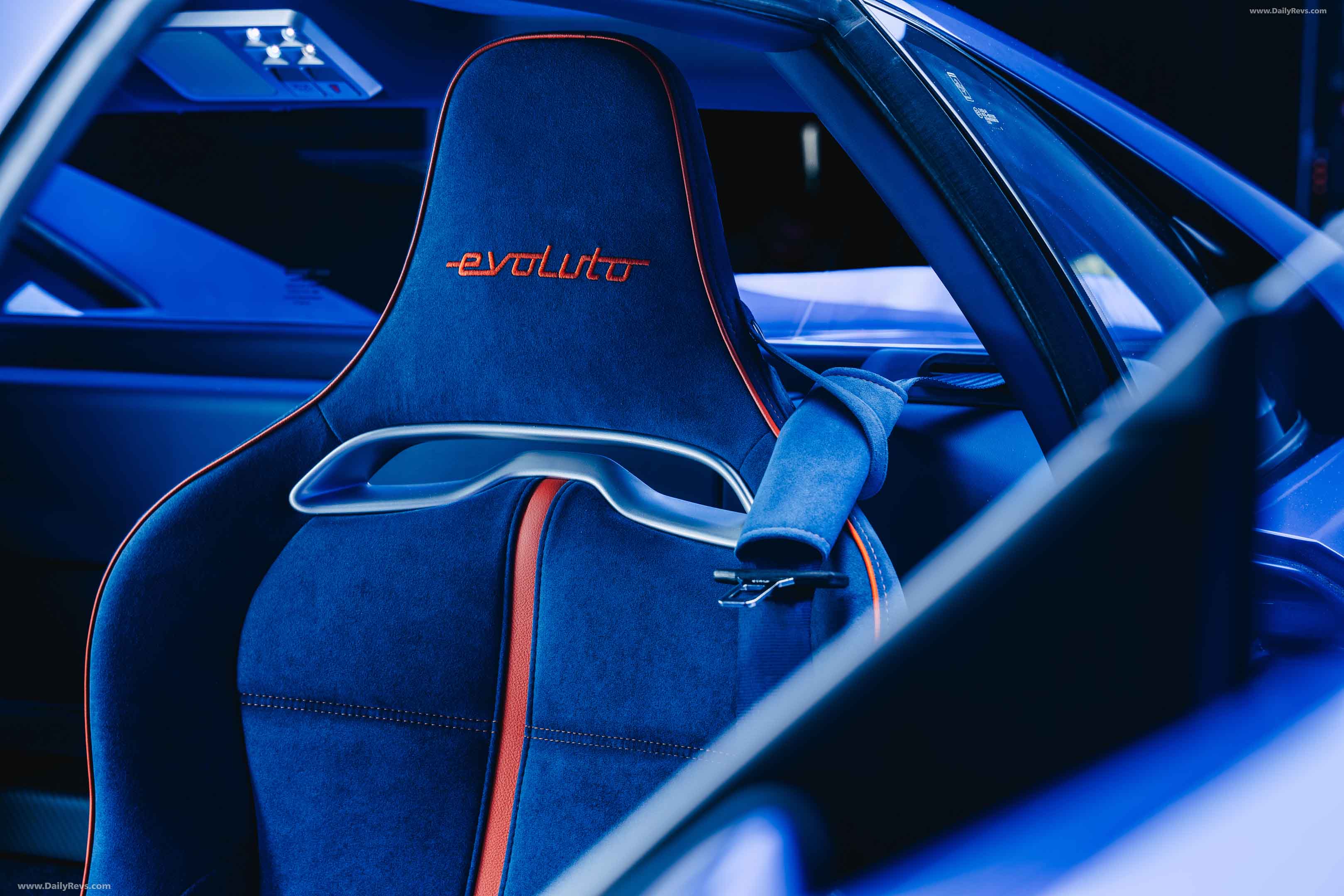 2024 Evoluto 355 Interior