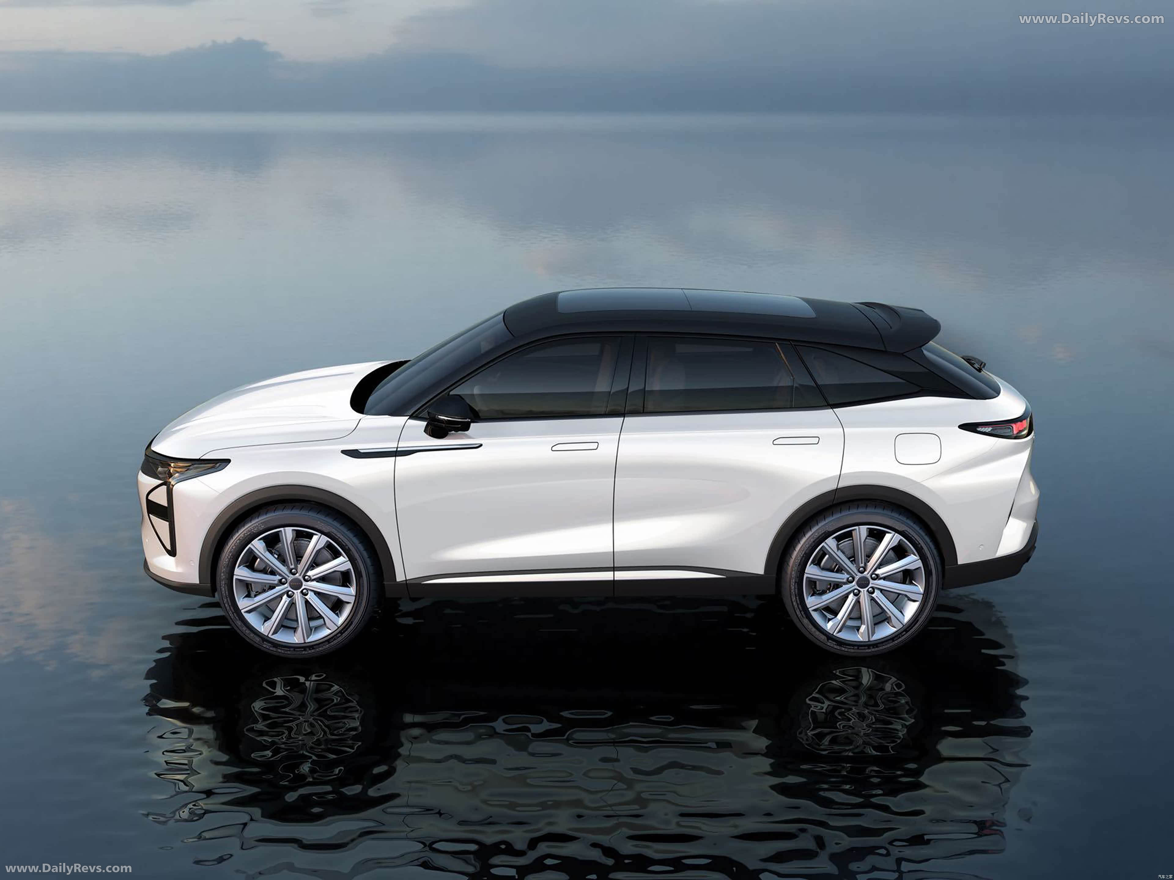 2025 Exeed Yaoguang C-DM Side View