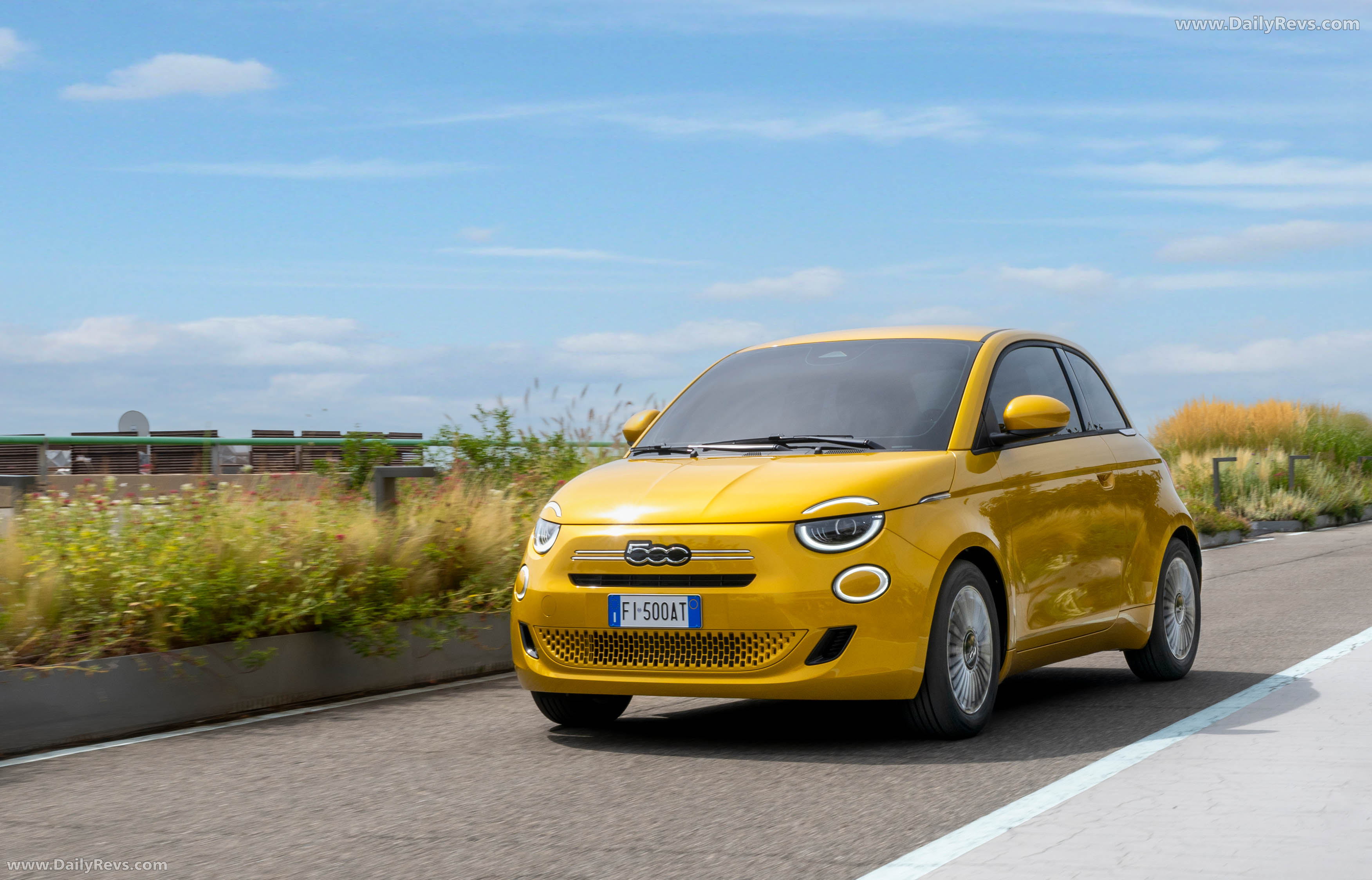 2026 Fiat 500 Hybrid POP Front View