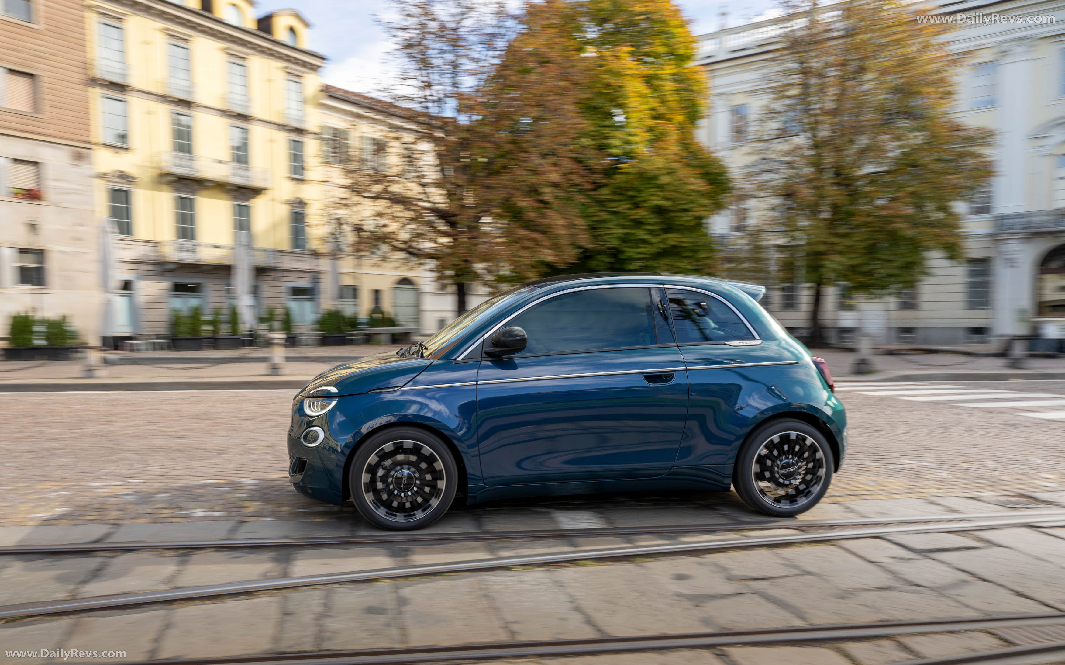 2026 Fiat 500 Hybrid ICON Side View