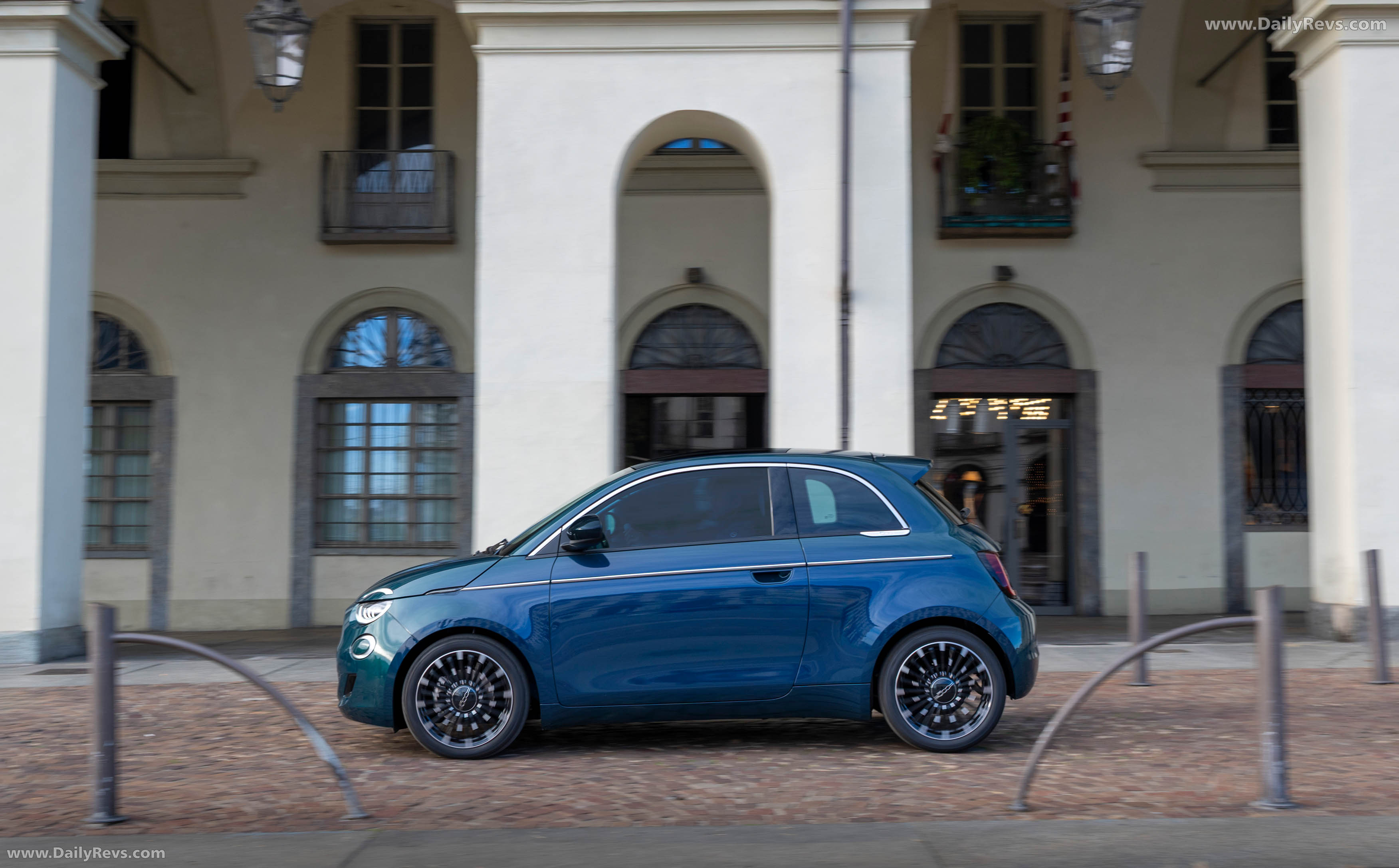 2026 Fiat 500 Hybrid ICON Side View