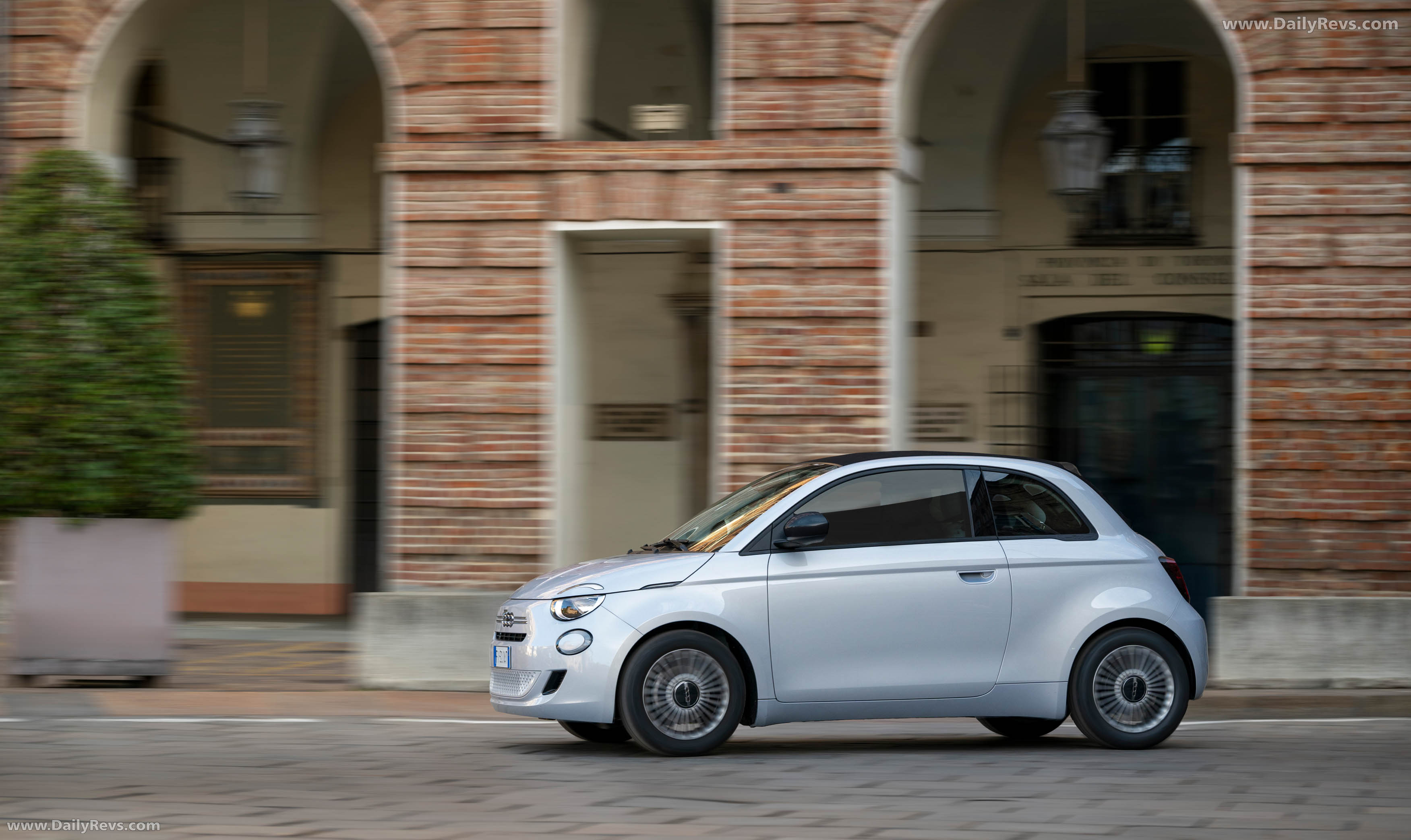 2026 Fiat 500 Hybrid La Prima Side View