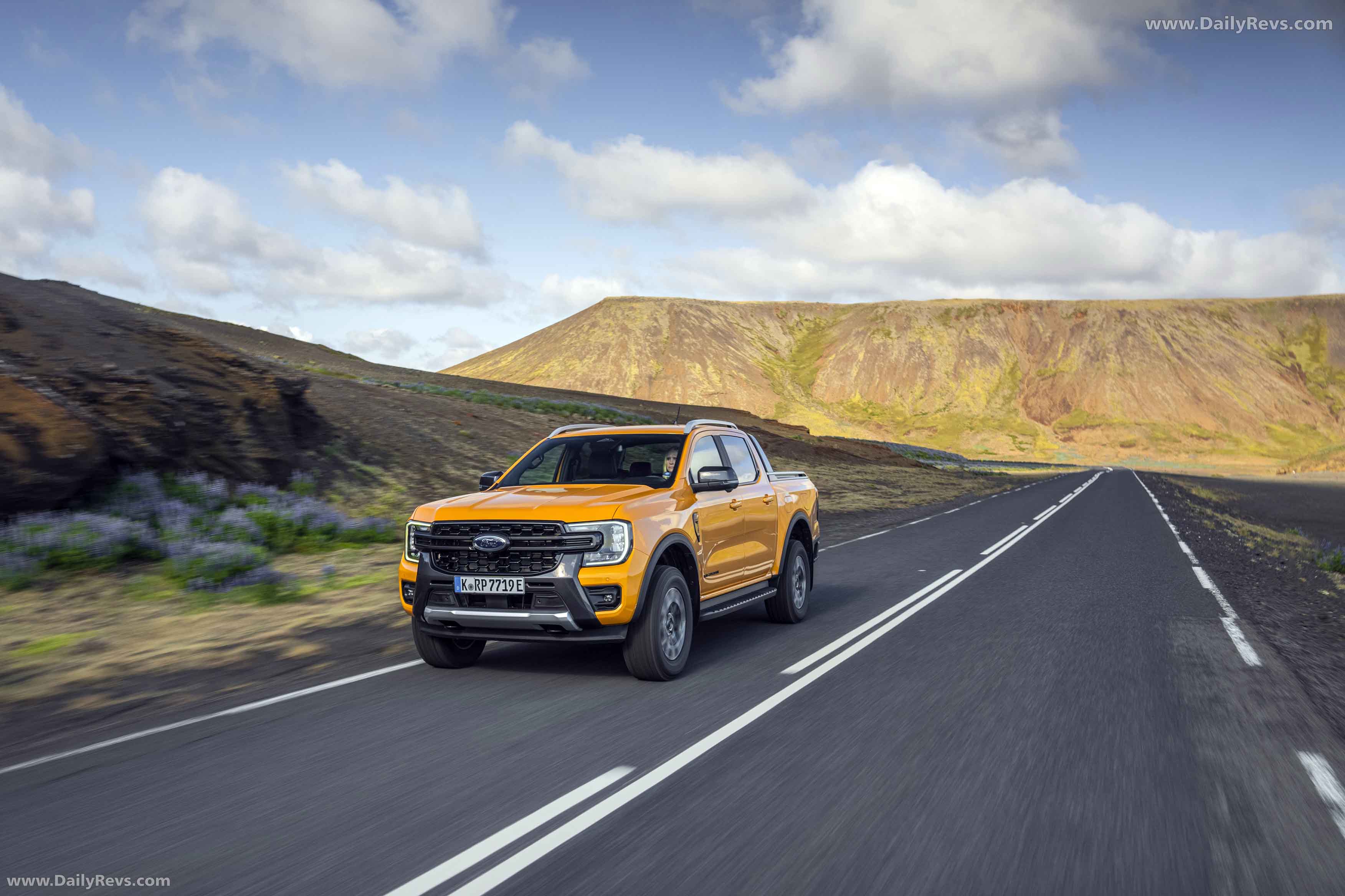 2025 Ford Ranger PHEV Wildtrak Front View