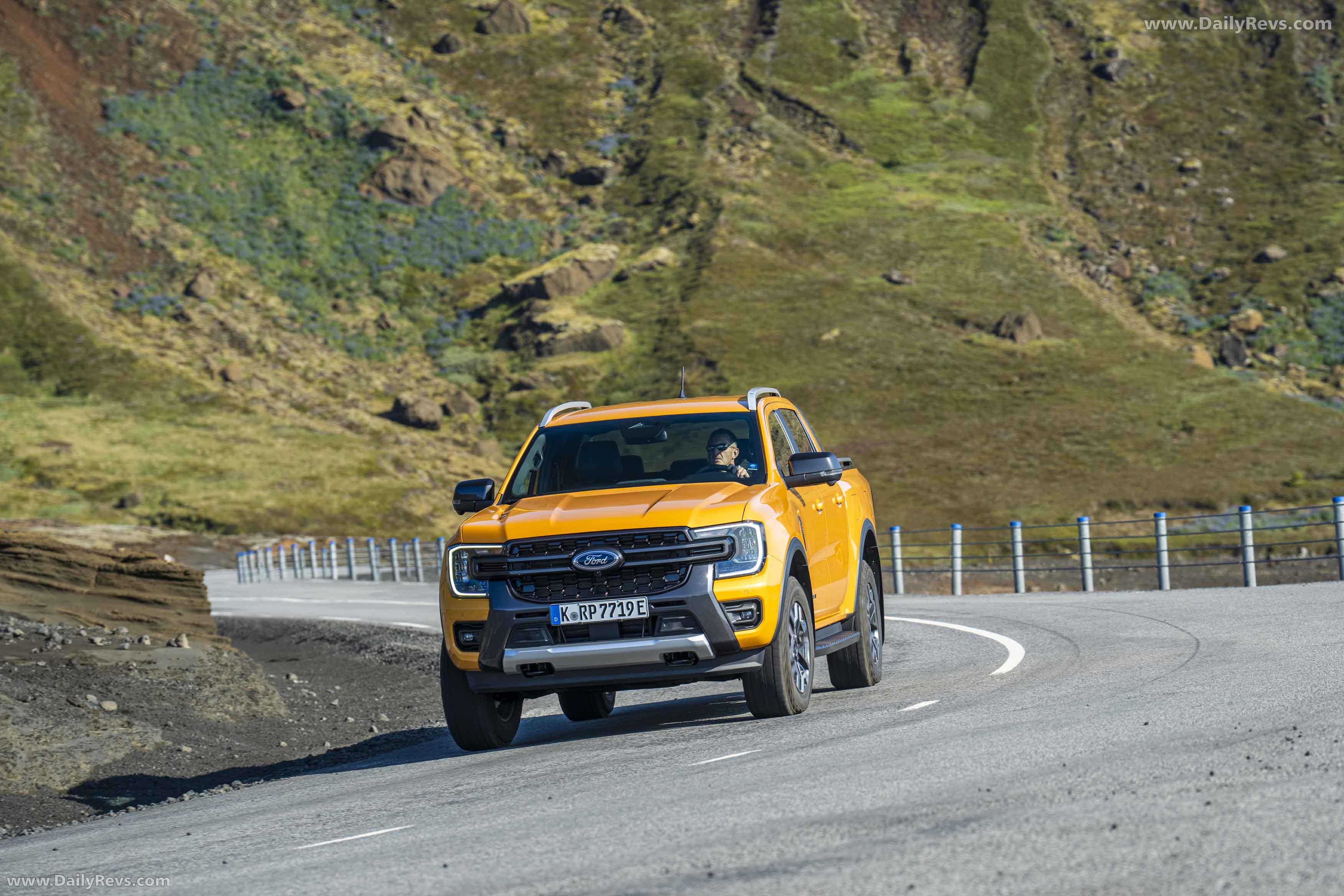 2025 Ford Ranger PHEV Wildtrak Front View