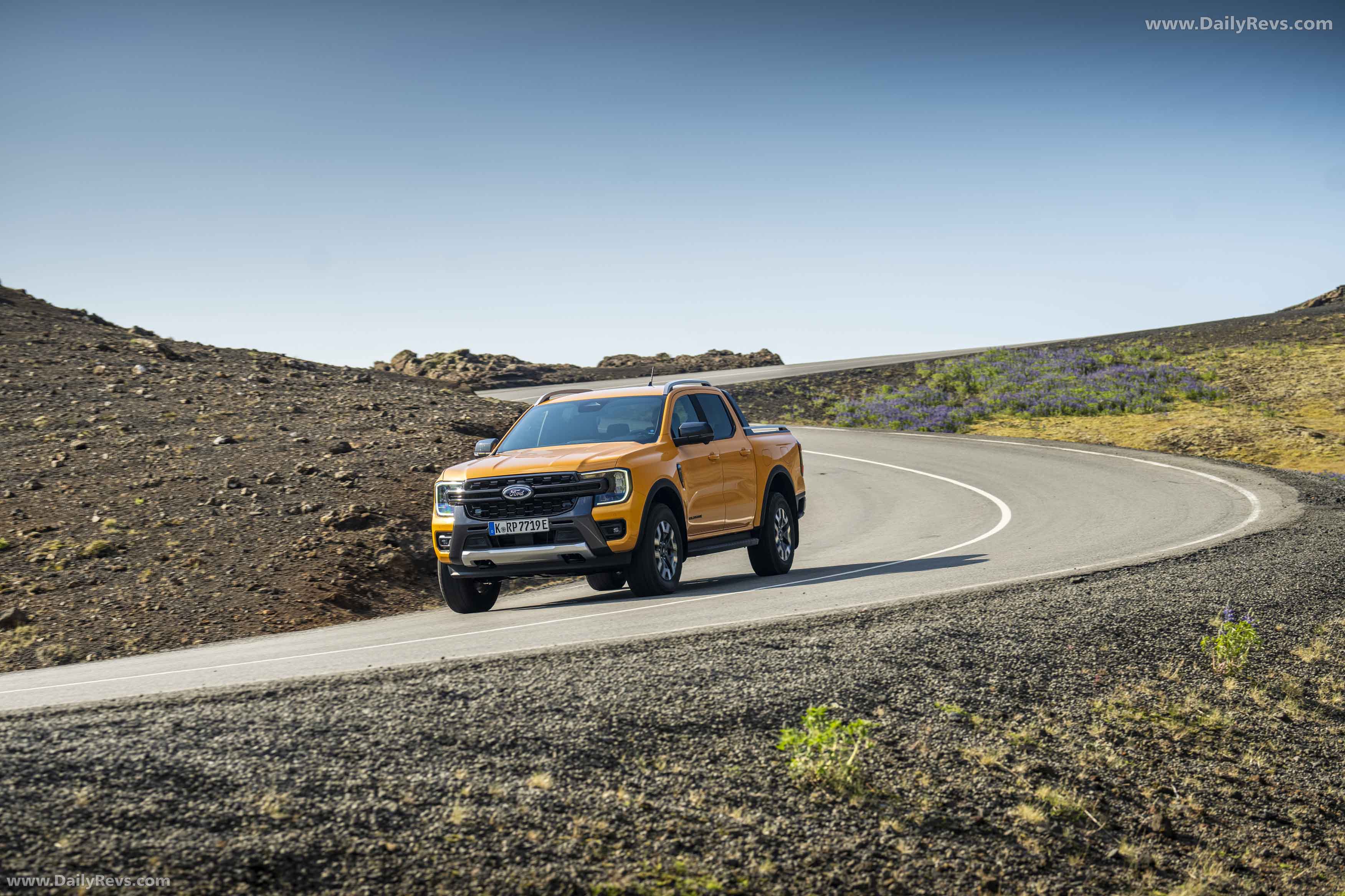 2025 Ford Ranger PHEV Wildtrak Front View