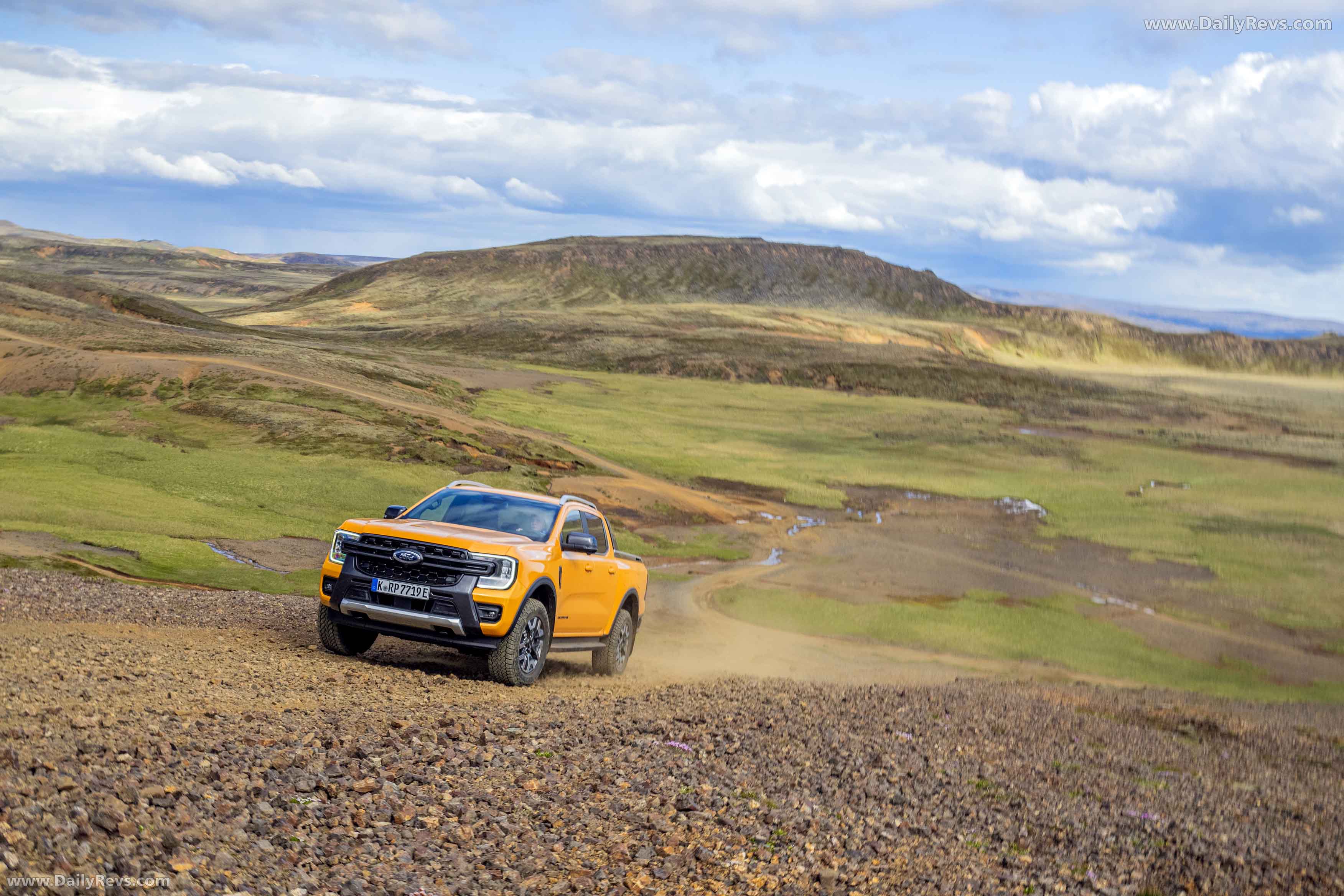 2025 Ford Ranger PHEV Wildtrak Front View