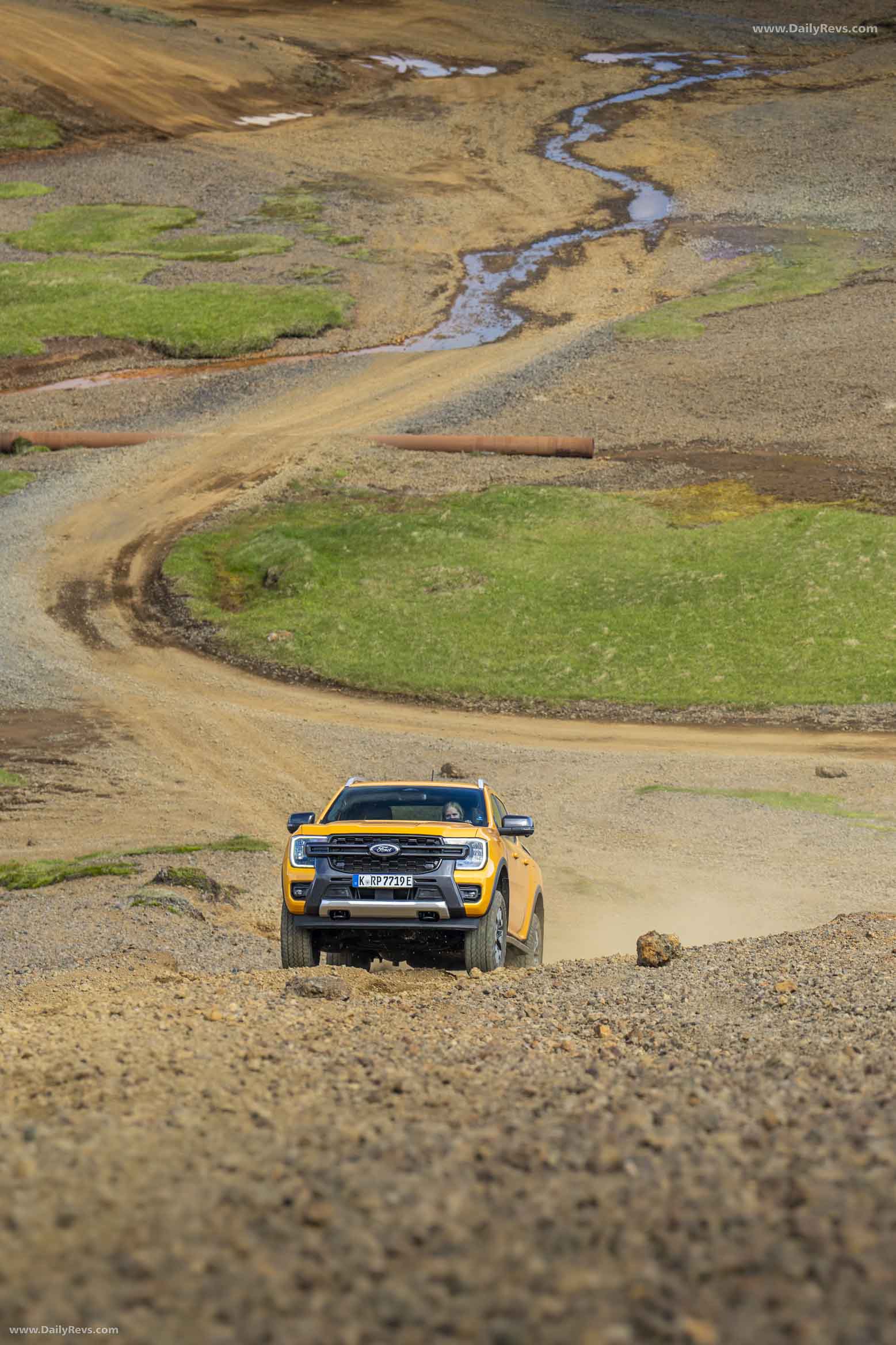 2025 Ford Ranger PHEV Wildtrak Front View