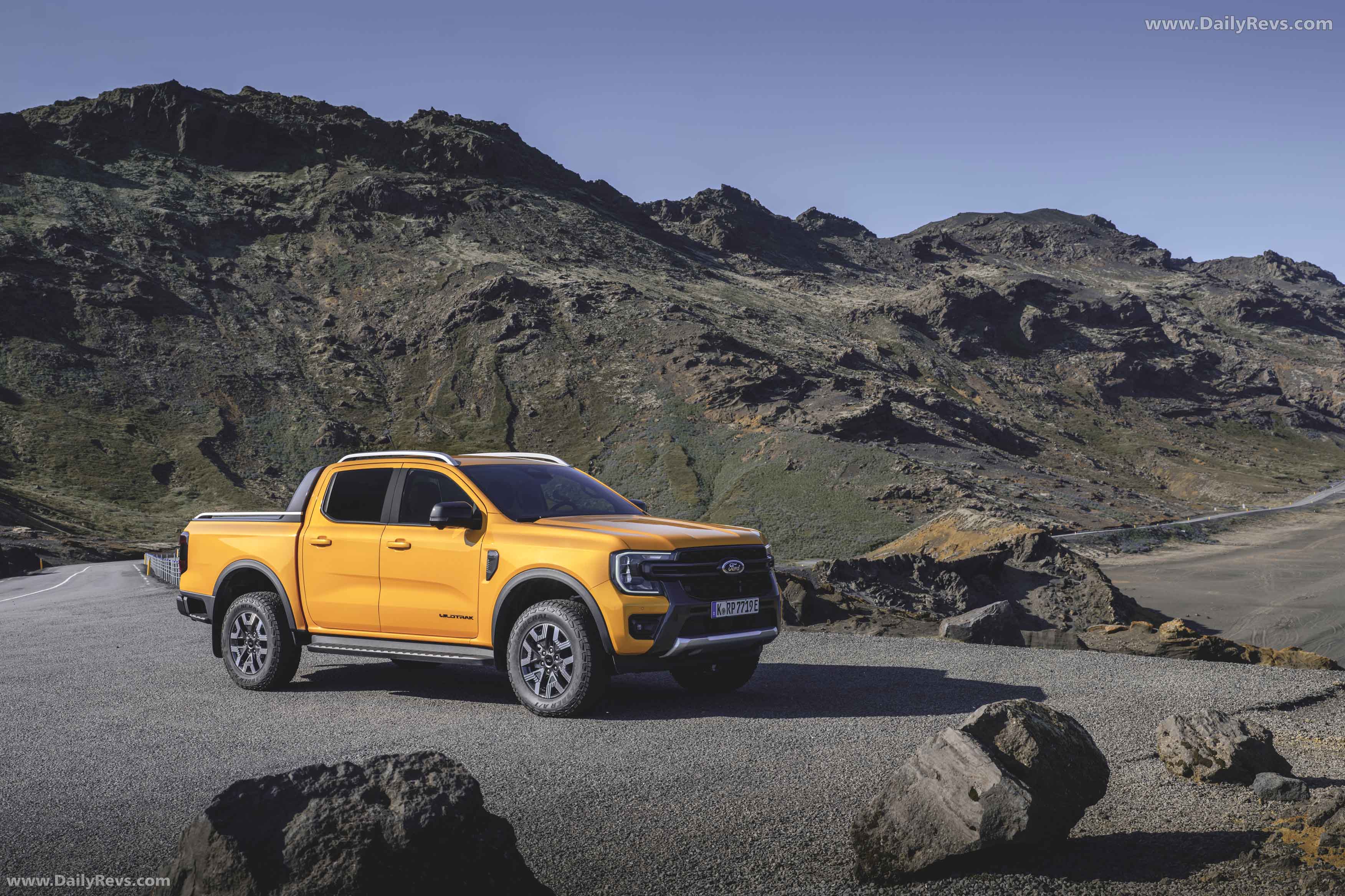 2025 Ford Ranger PHEV Wildtrak Front View
