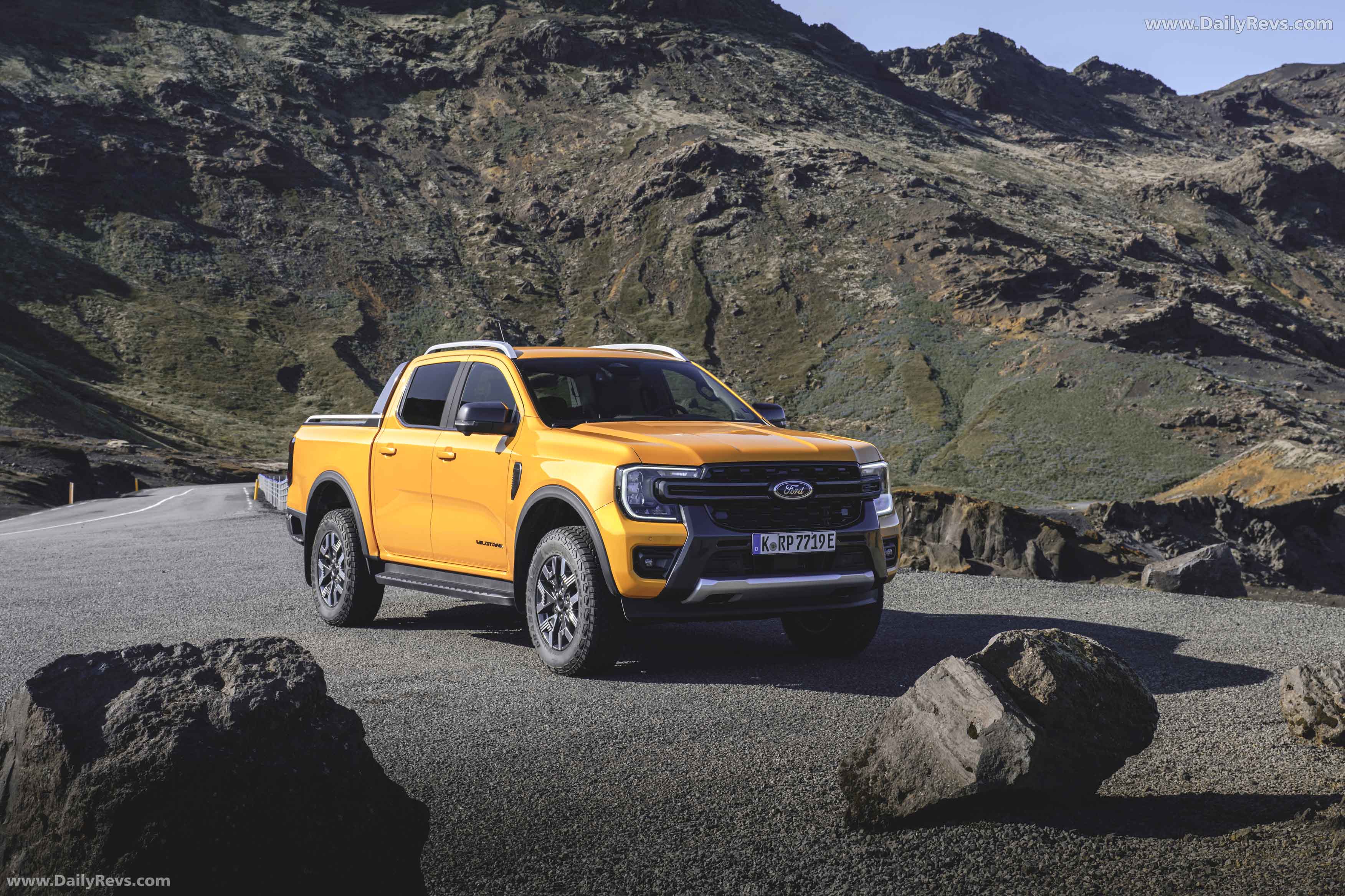 2025 Ford Ranger PHEV Wildtrak Front View