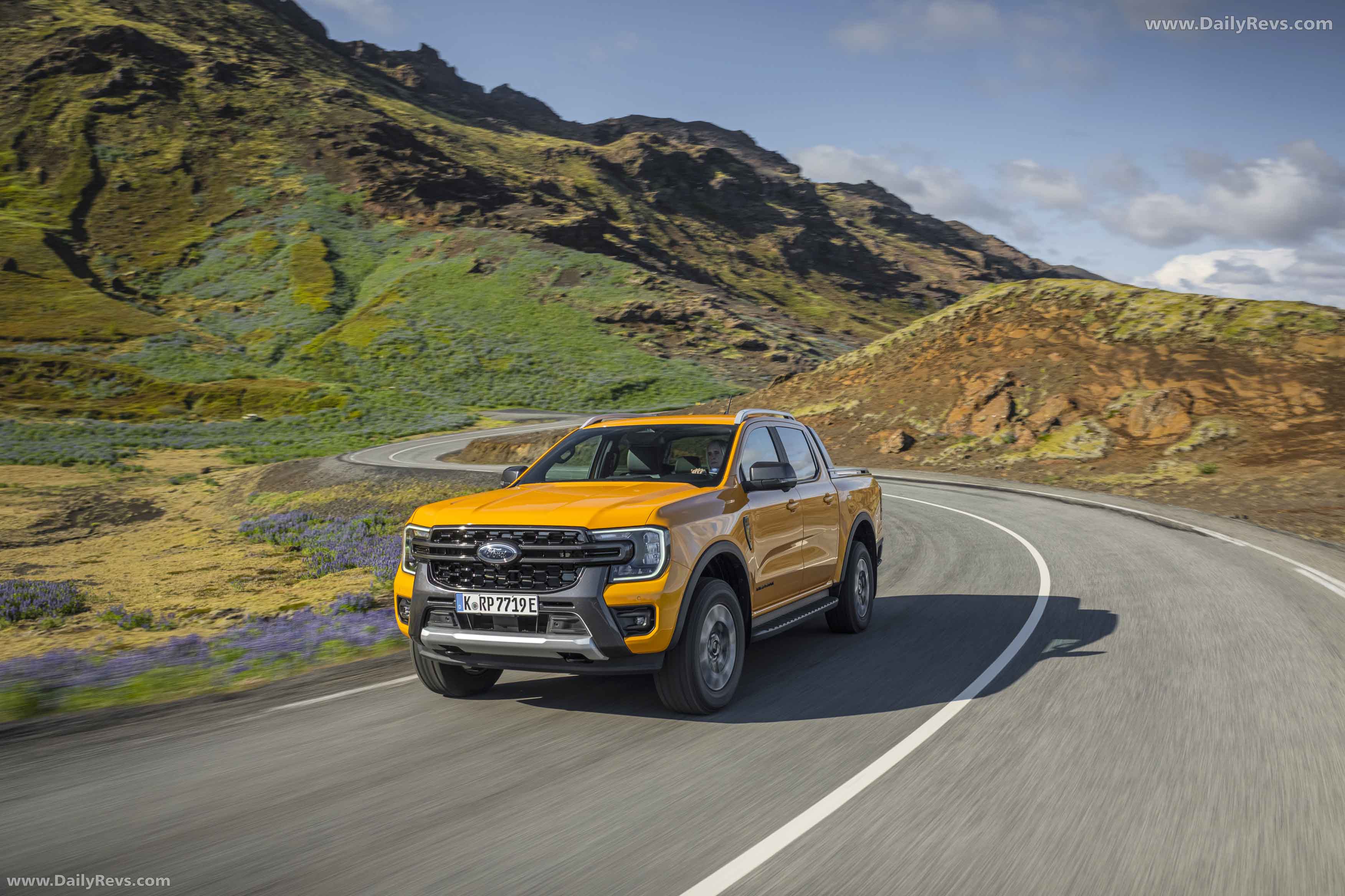 2025 Ford Ranger PHEV Wildtrak Front View
