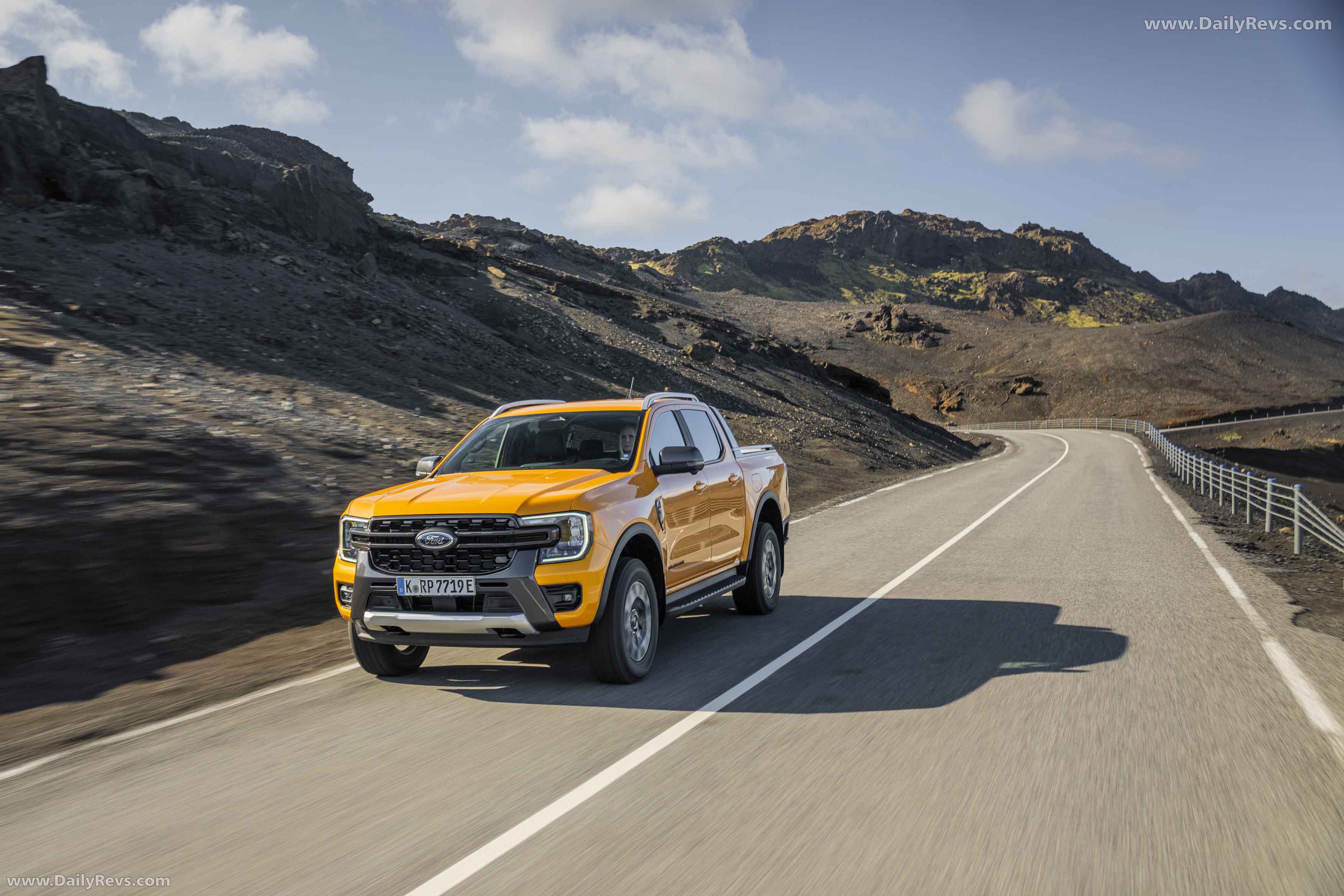2025 Ford Ranger PHEV Wildtrak Front View