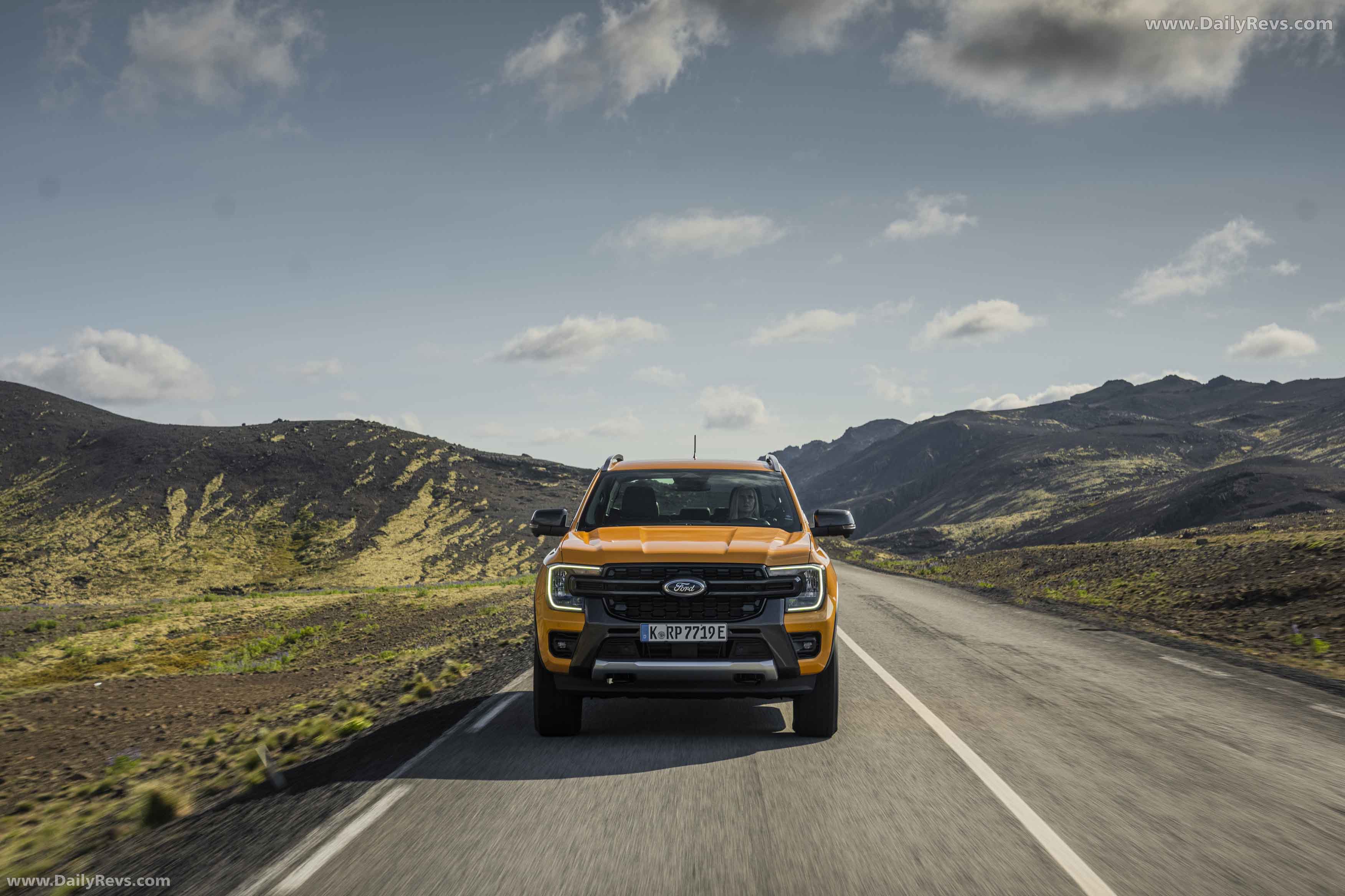 2025 Ford Ranger PHEV Wildtrak Front View
