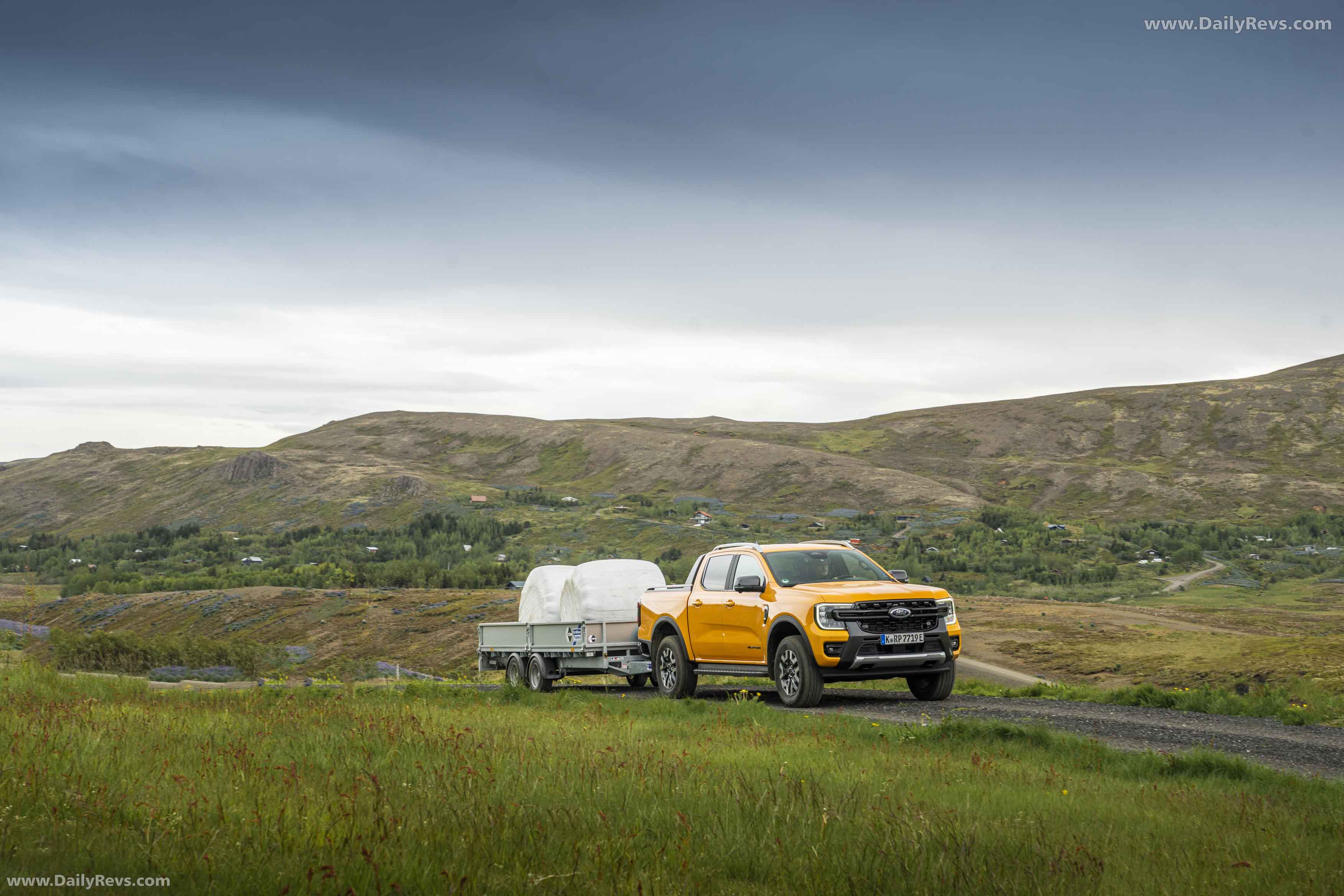 2025 Ford Ranger PHEV Wildtrak Front View