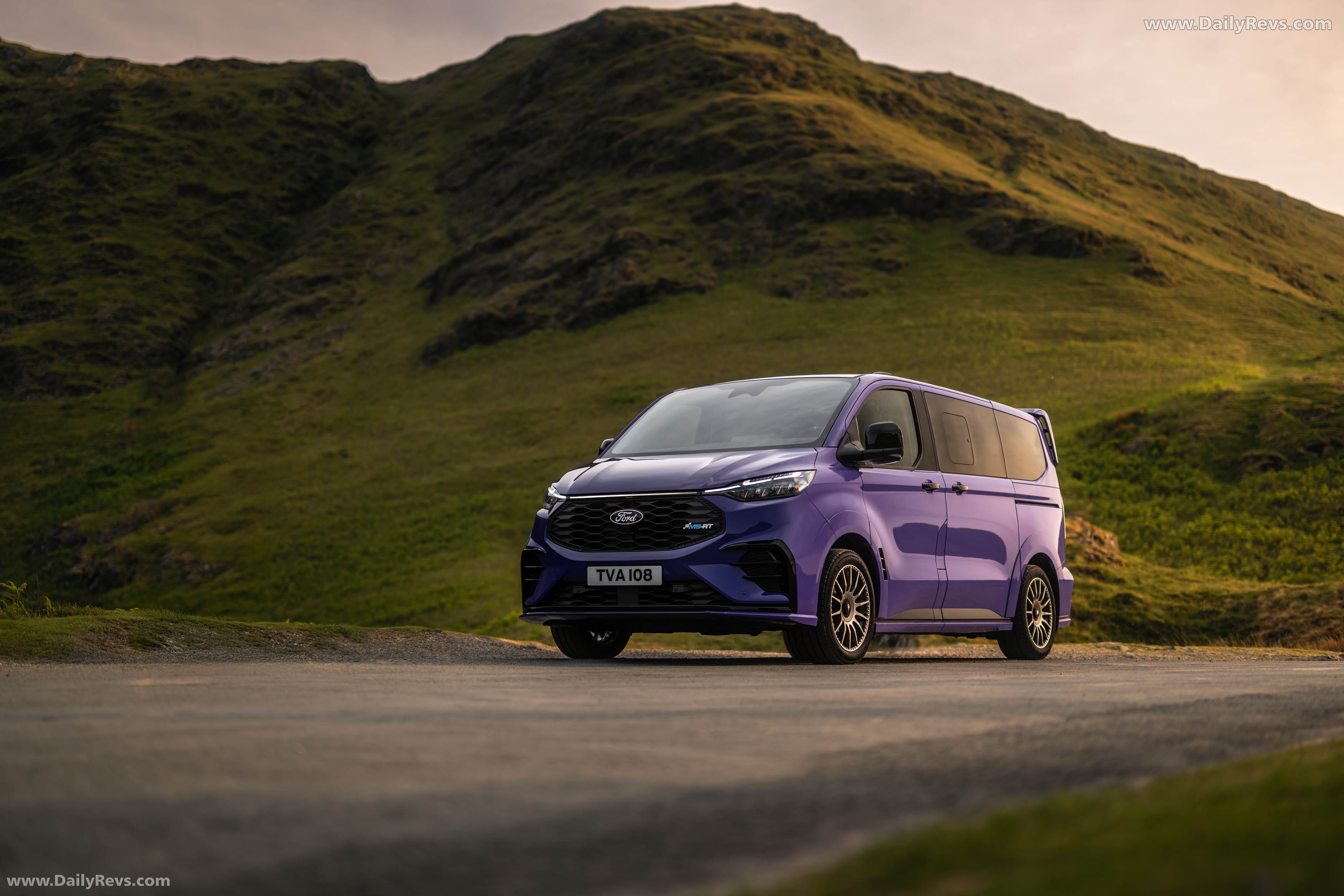 2026 Ford E-Tourneo Custom MS-RT Front View