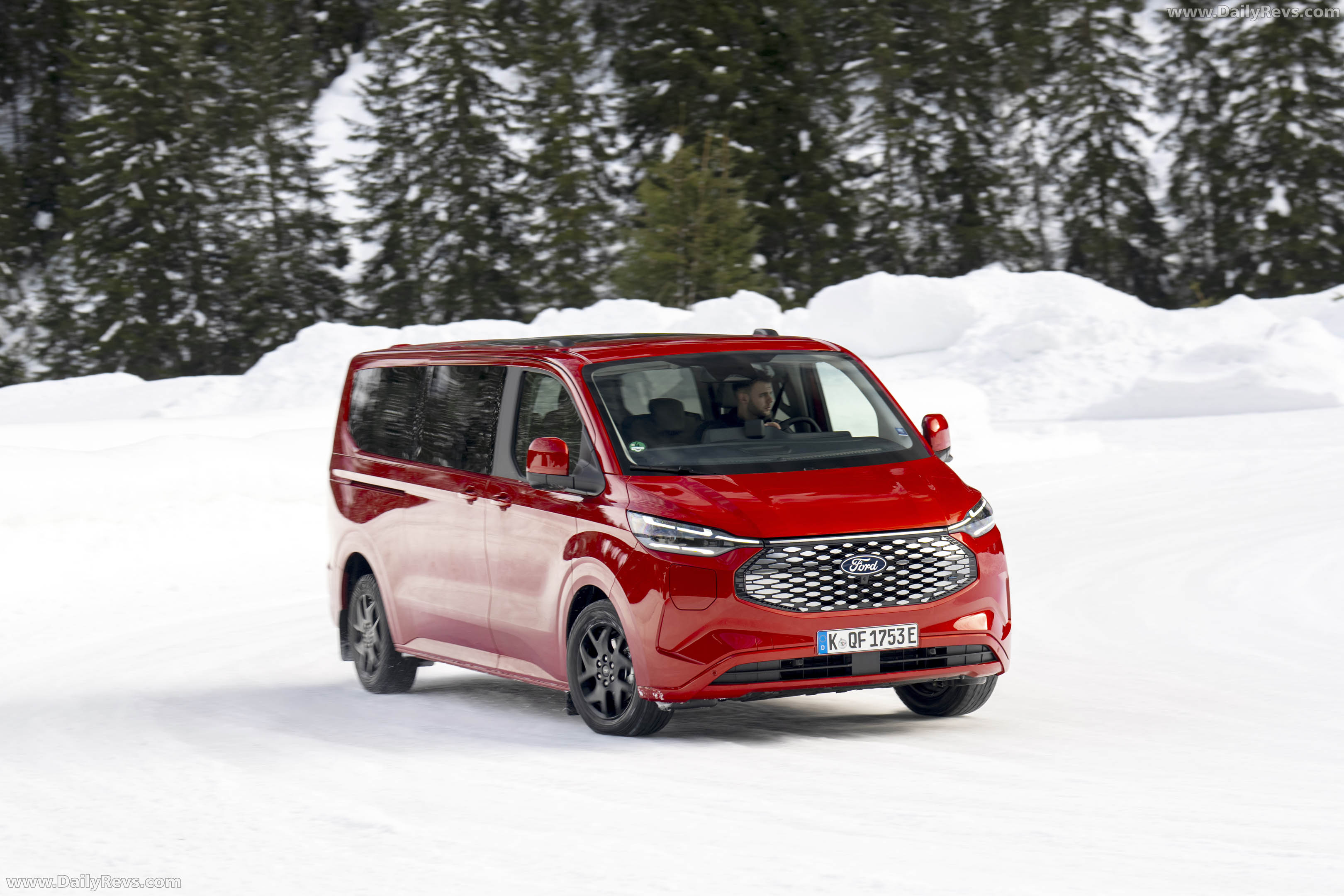 2026 Ford E-Tourneo Custom AWD Front View