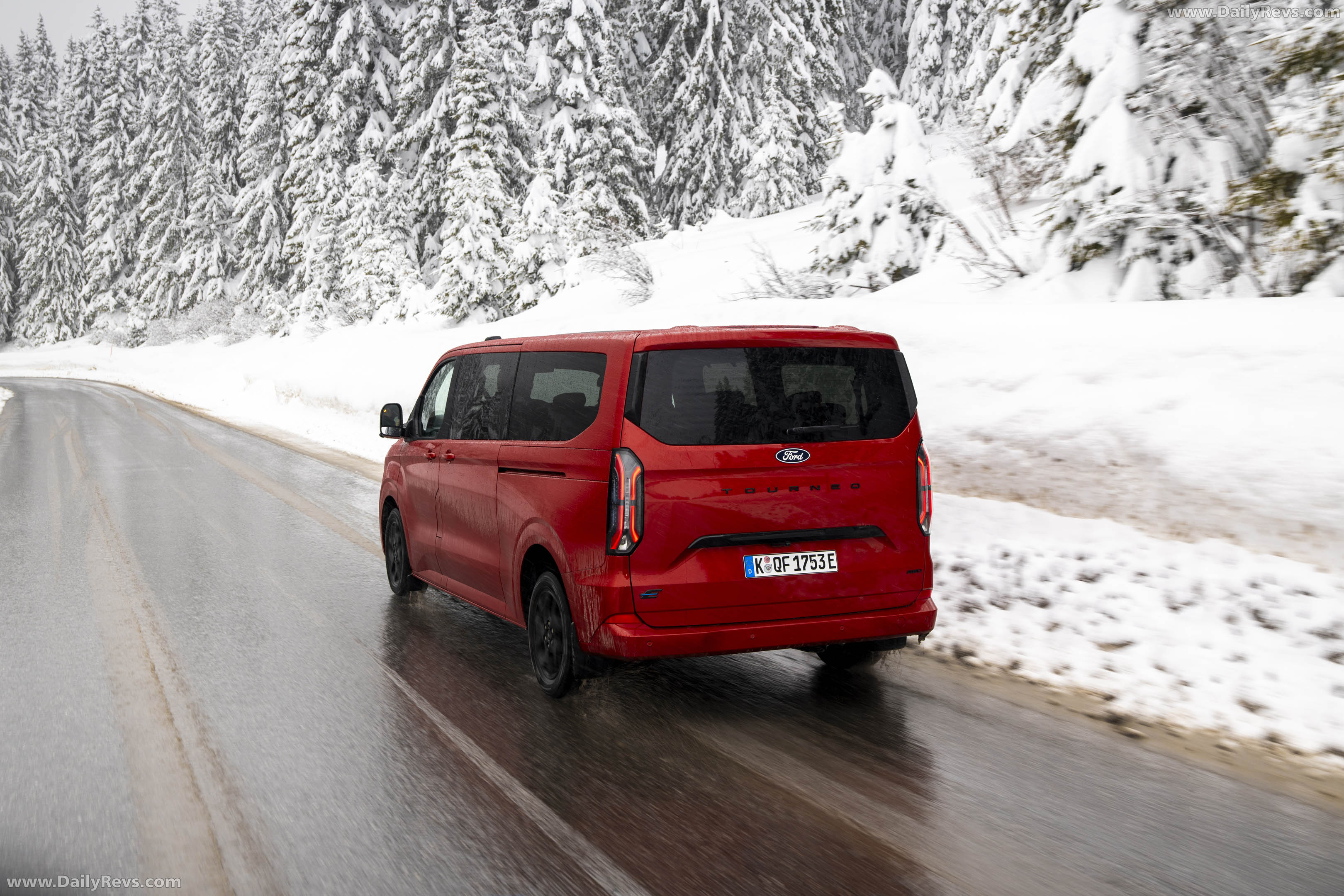 2026 Ford E-Tourneo Custom AWD Rear View