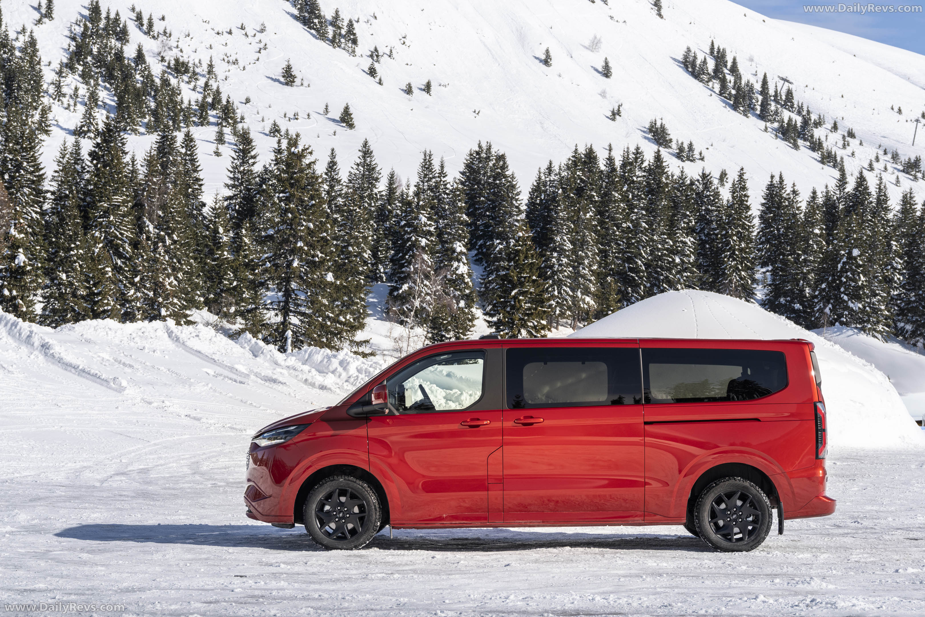 2026 Ford E-Tourneo Custom AWD Side View