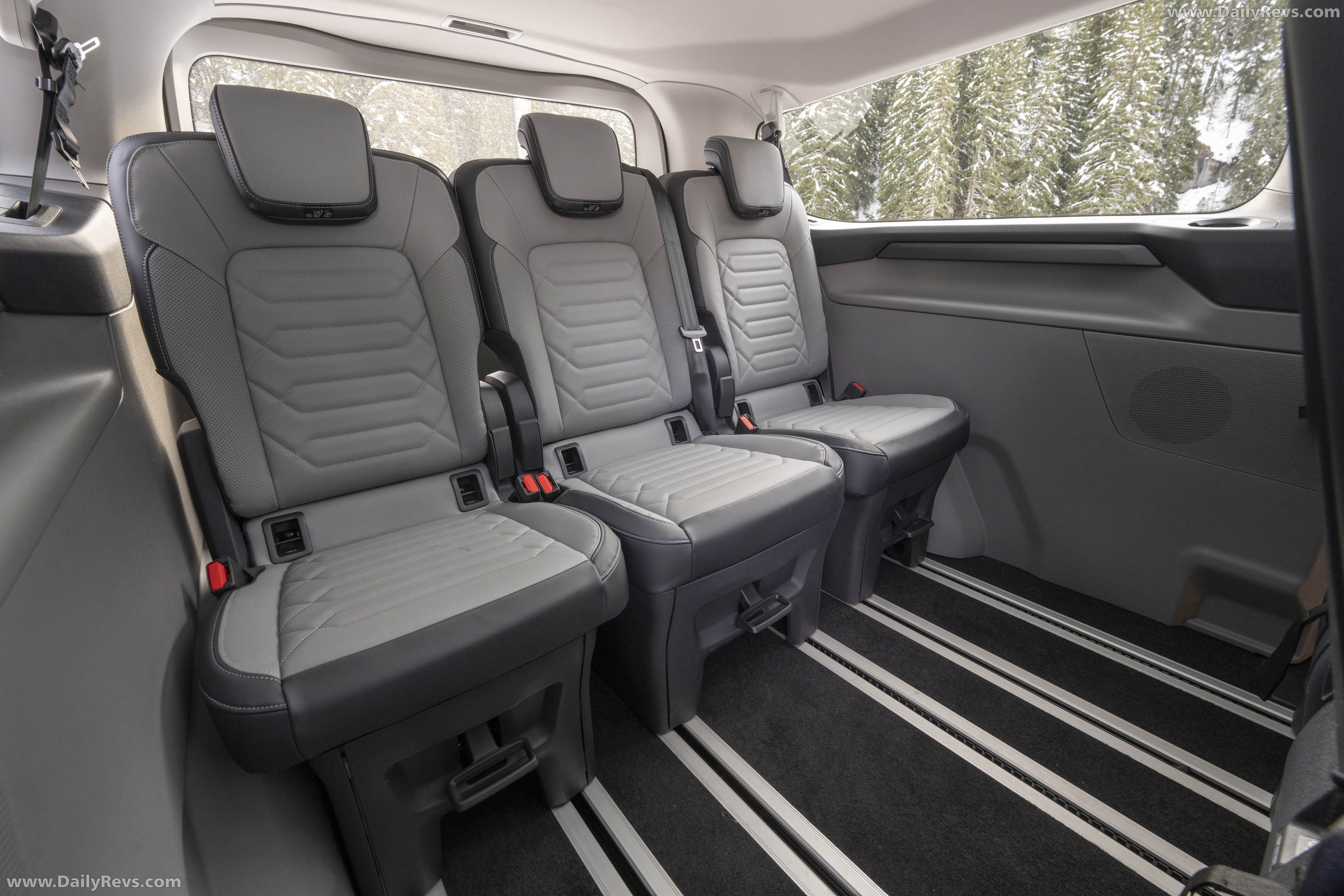 2026 Ford E-Tourneo Custom AWD Interior