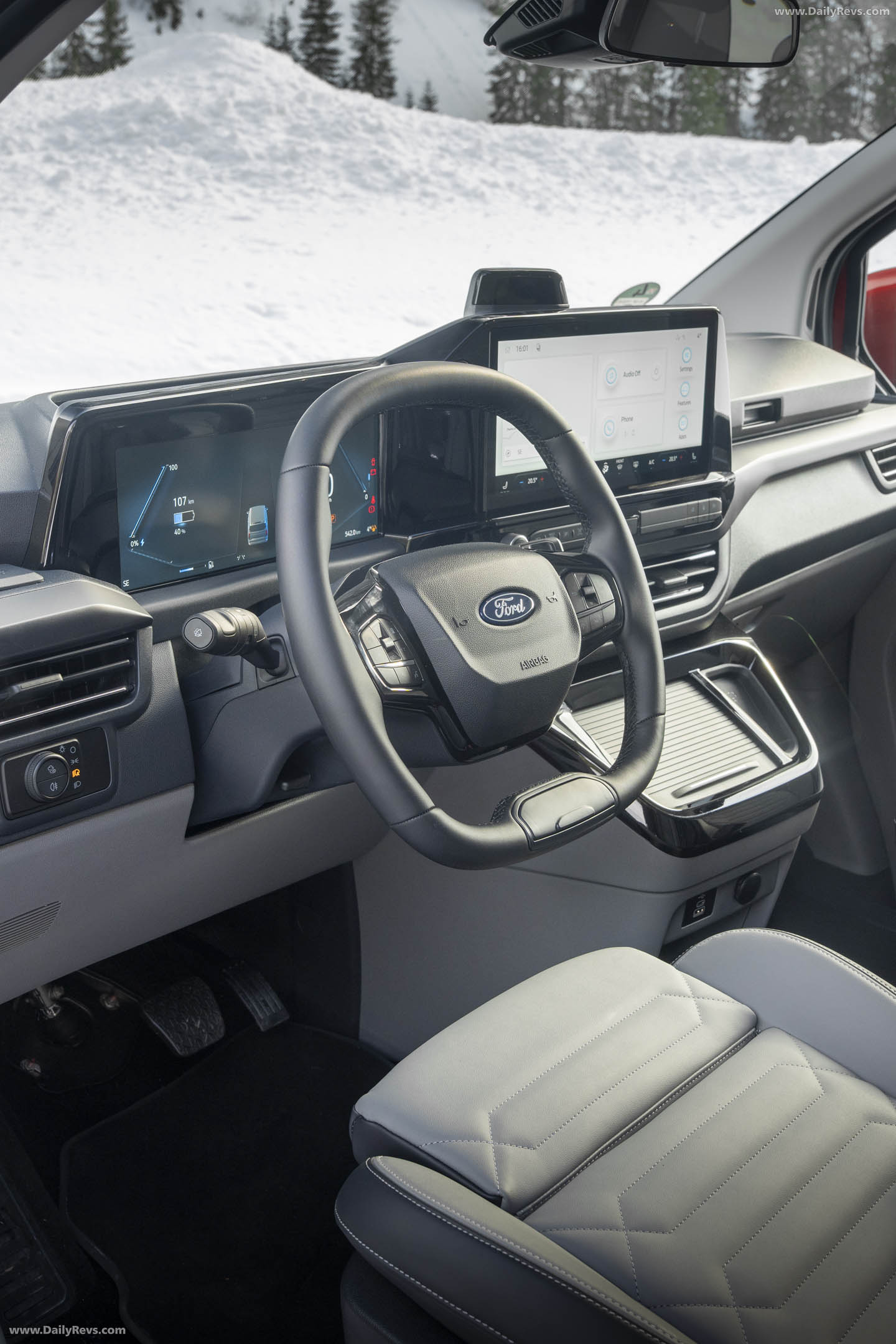 2026 Ford E-Tourneo Custom AWD Interior