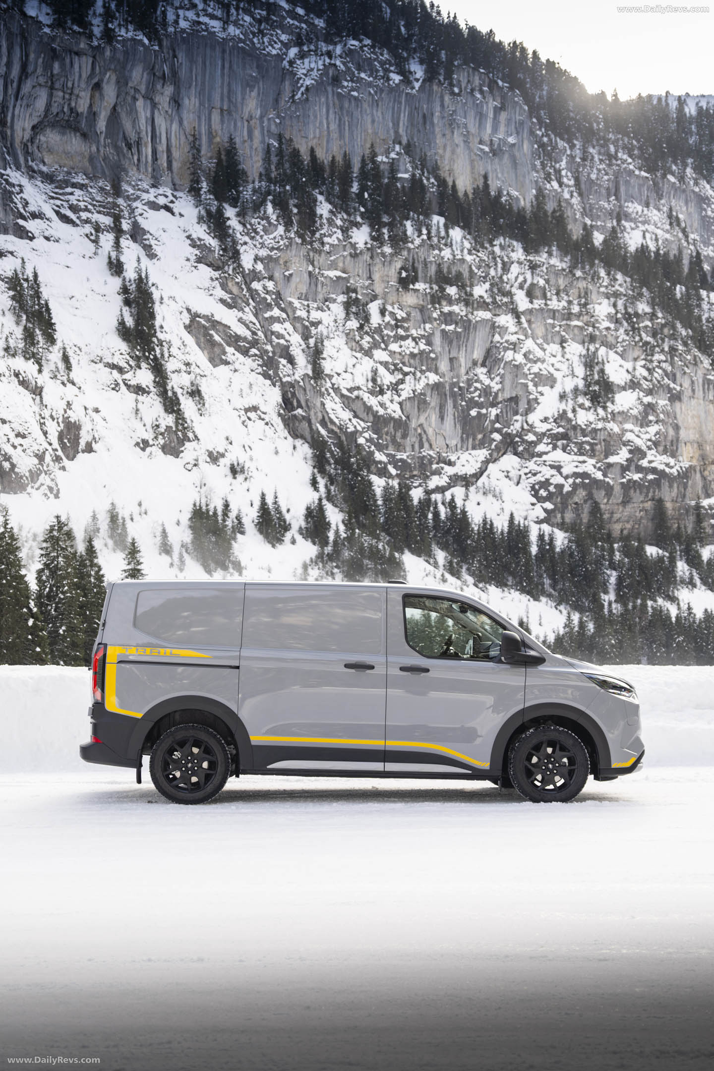 2026 Ford E-Transit Custom AWD Side View