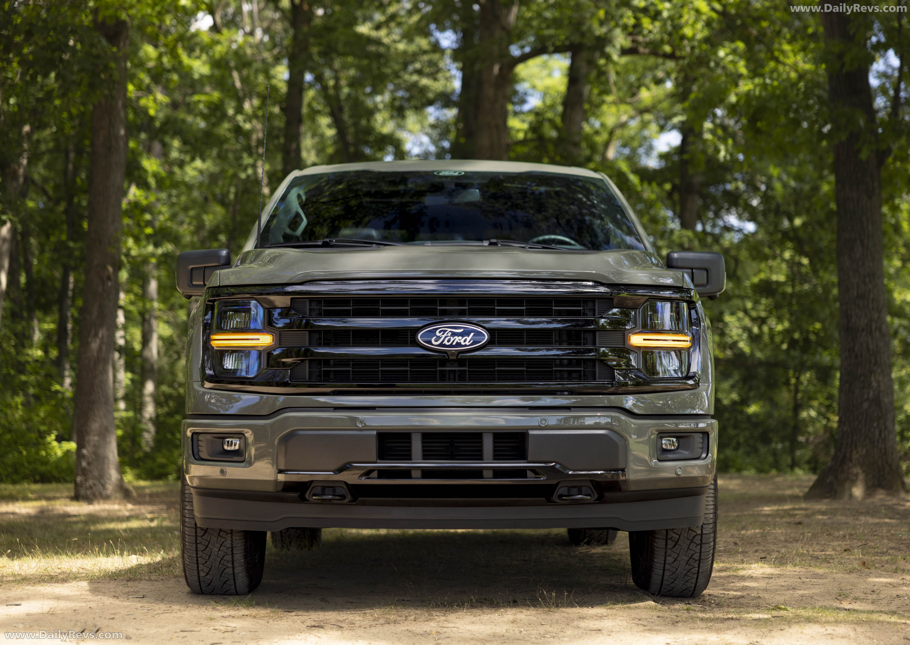 2027 Ford F-150 XLT Front View