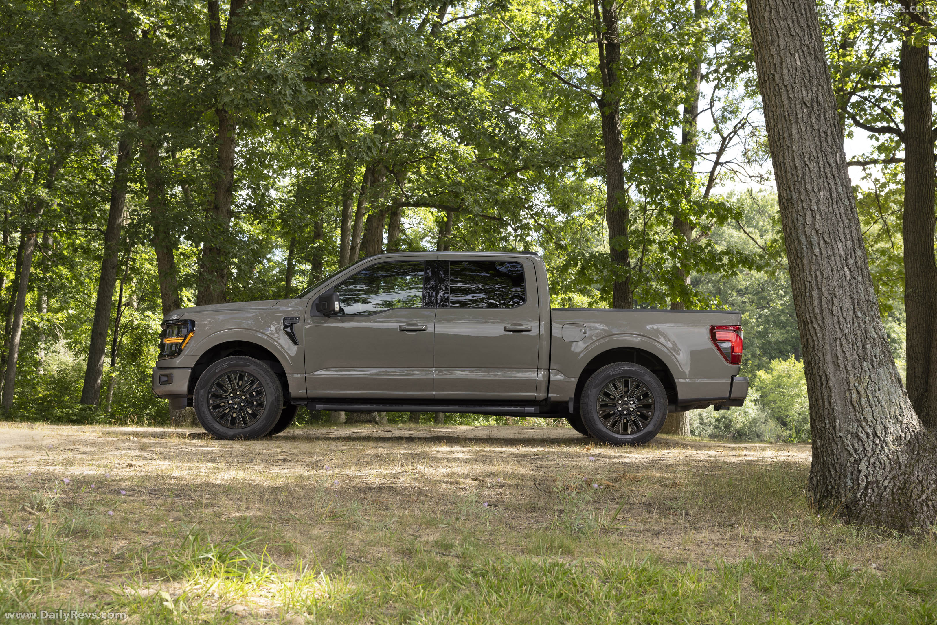 2027 Ford F-150 XLT Side View
