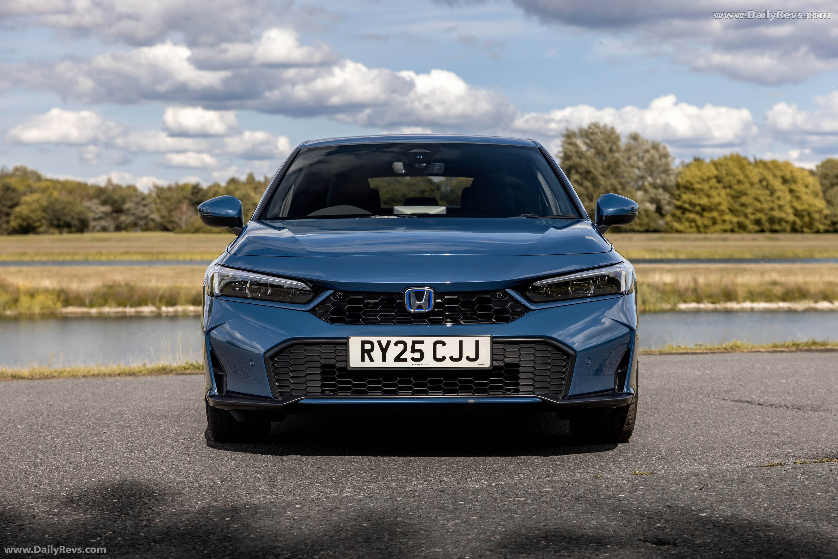 2025 Honda Civic eHEV UK Version Front View