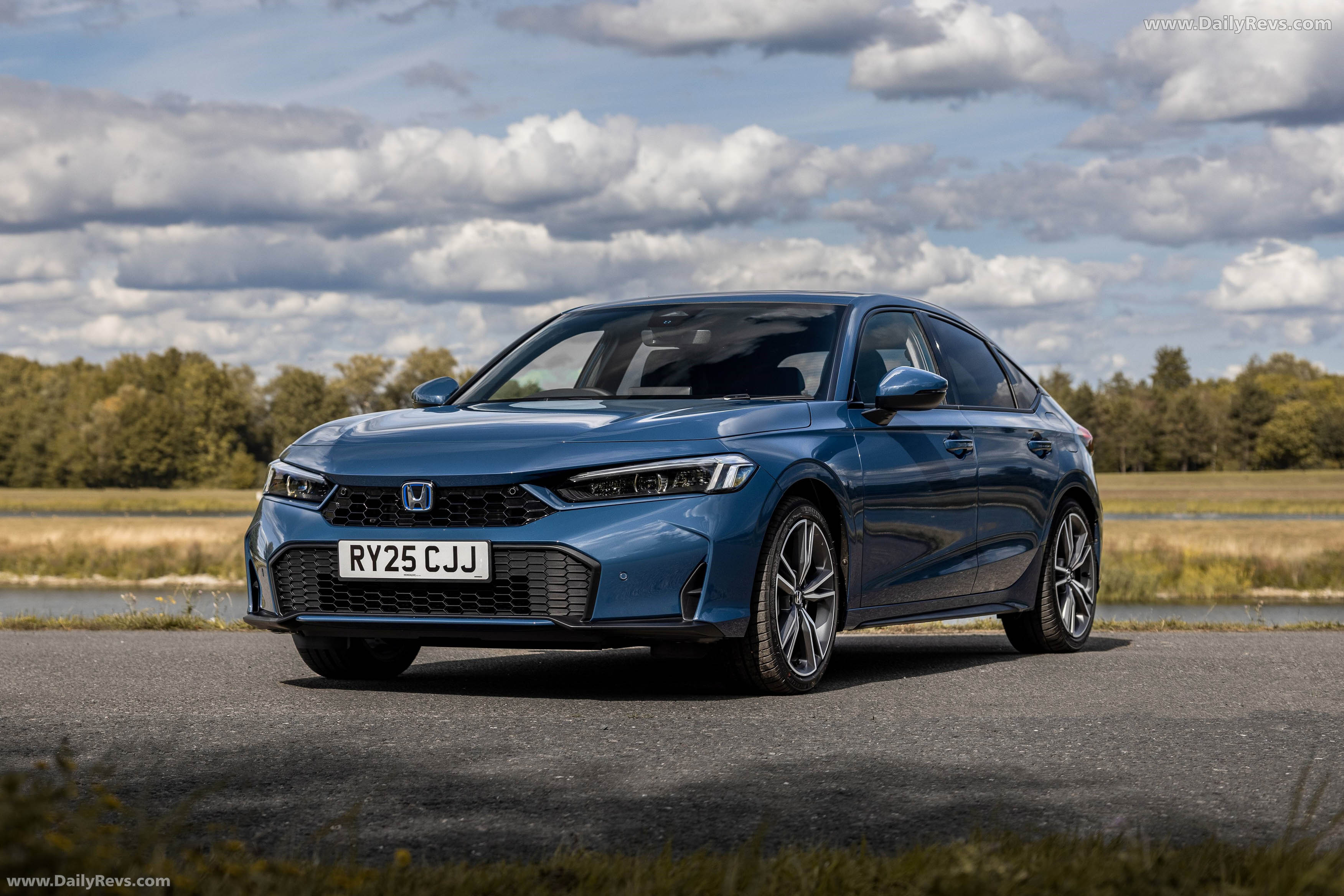 2025 Honda Civic eHEV UK Version Front View