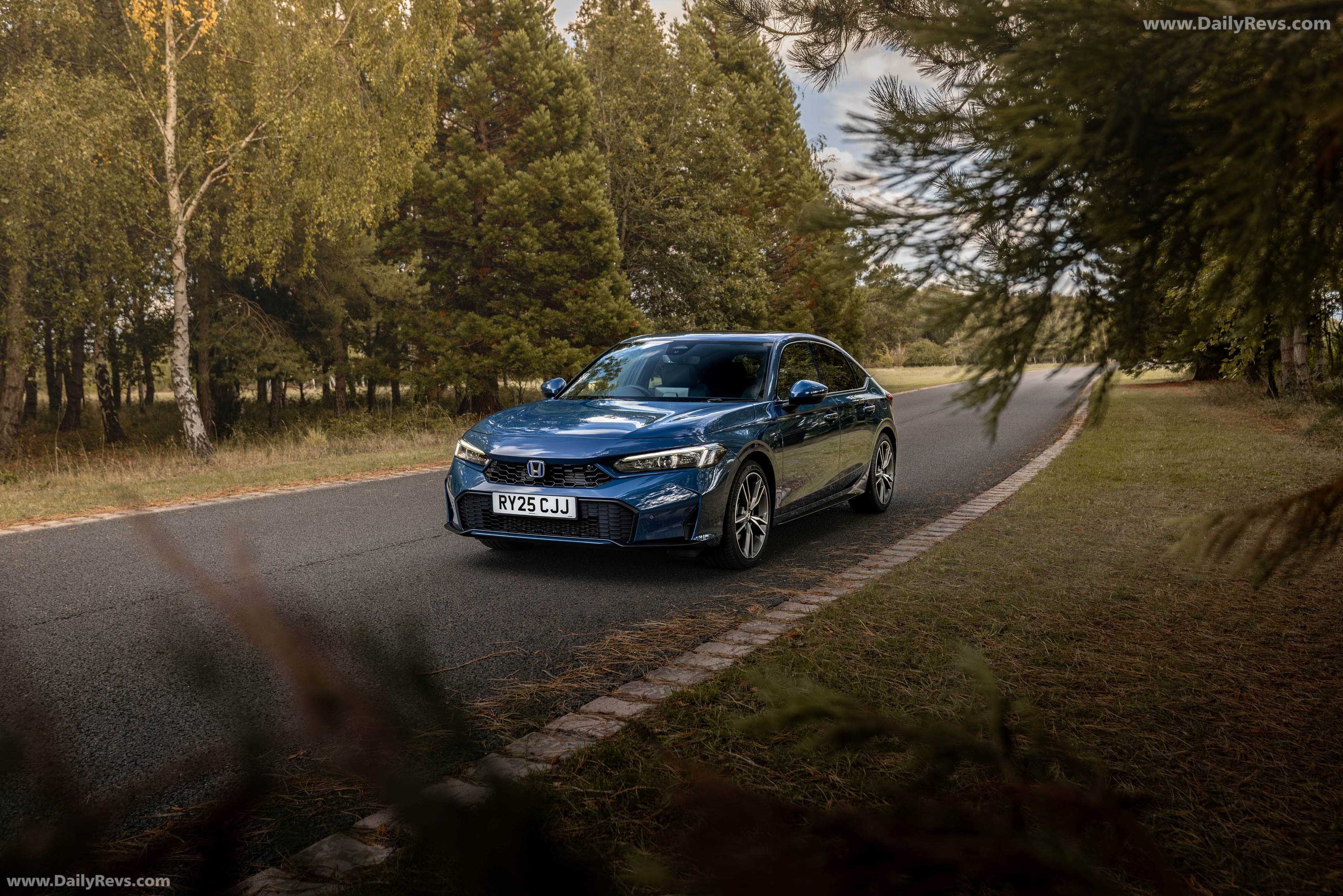 2025 Honda Civic eHEV UK Version Front View