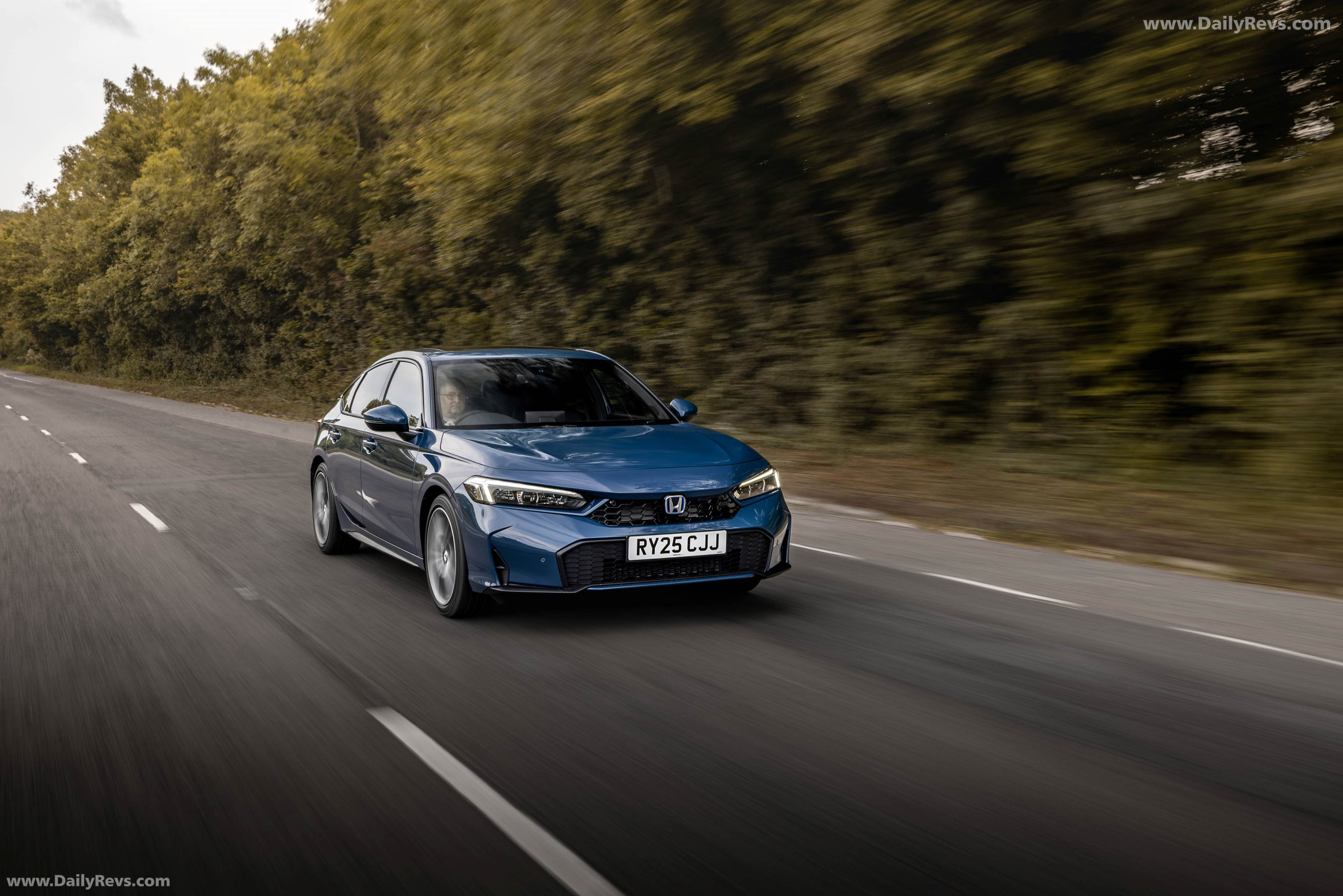 2025 Honda Civic eHEV UK Version Front View