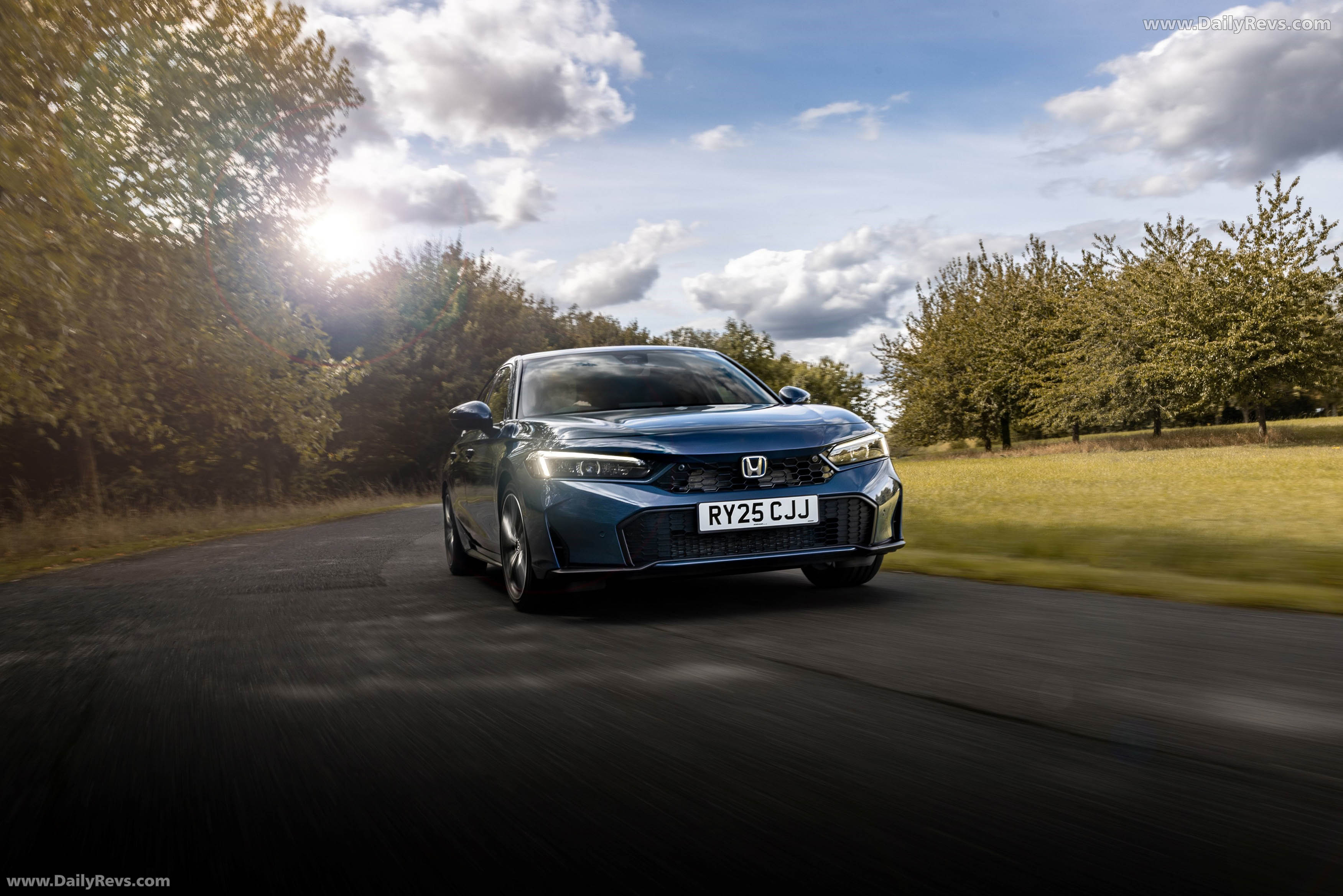 2025 Honda Civic eHEV UK Version Front View
