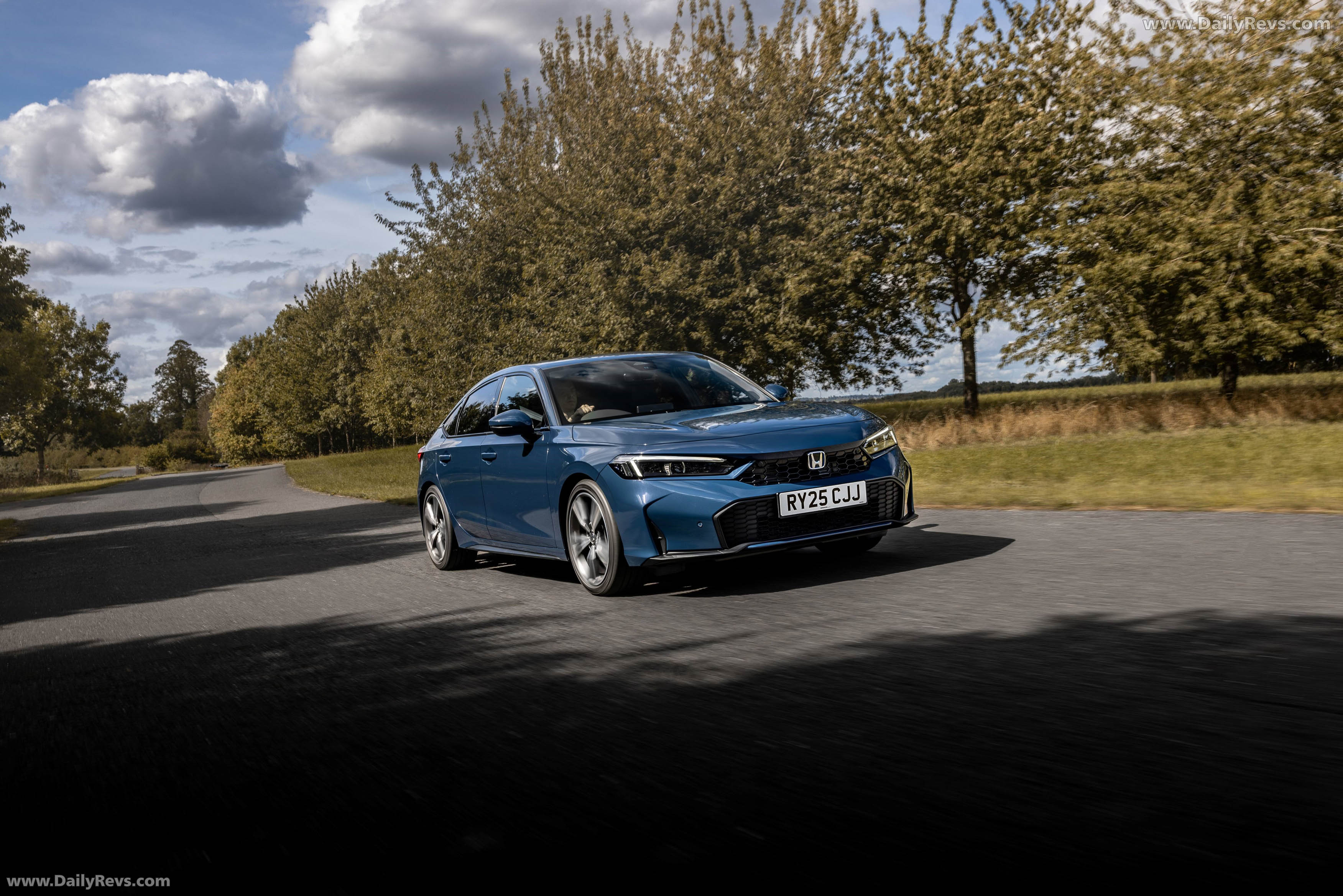 2025 Honda Civic eHEV UK Version Front View
