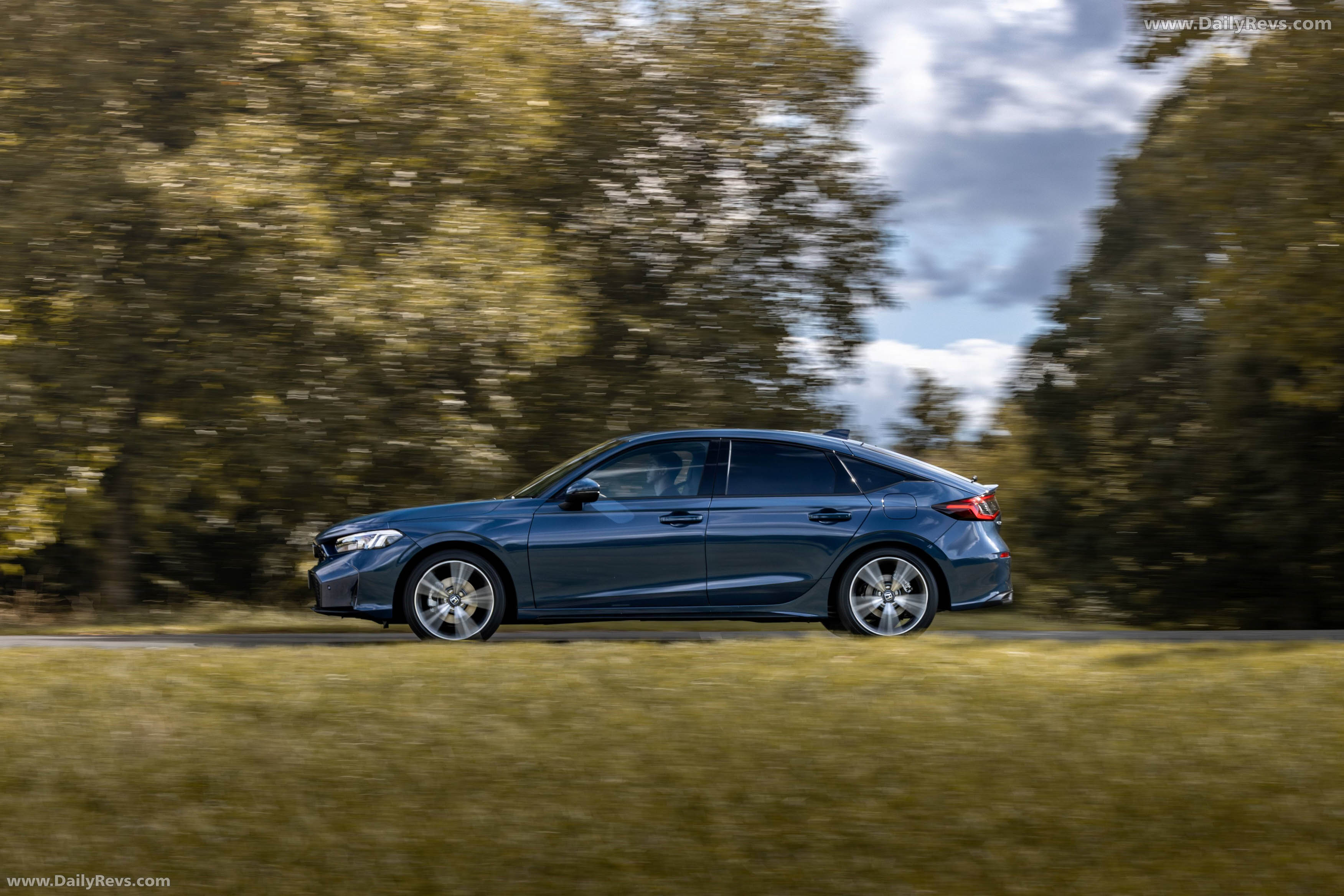2025 Honda Civic eHEV UK Version Side View