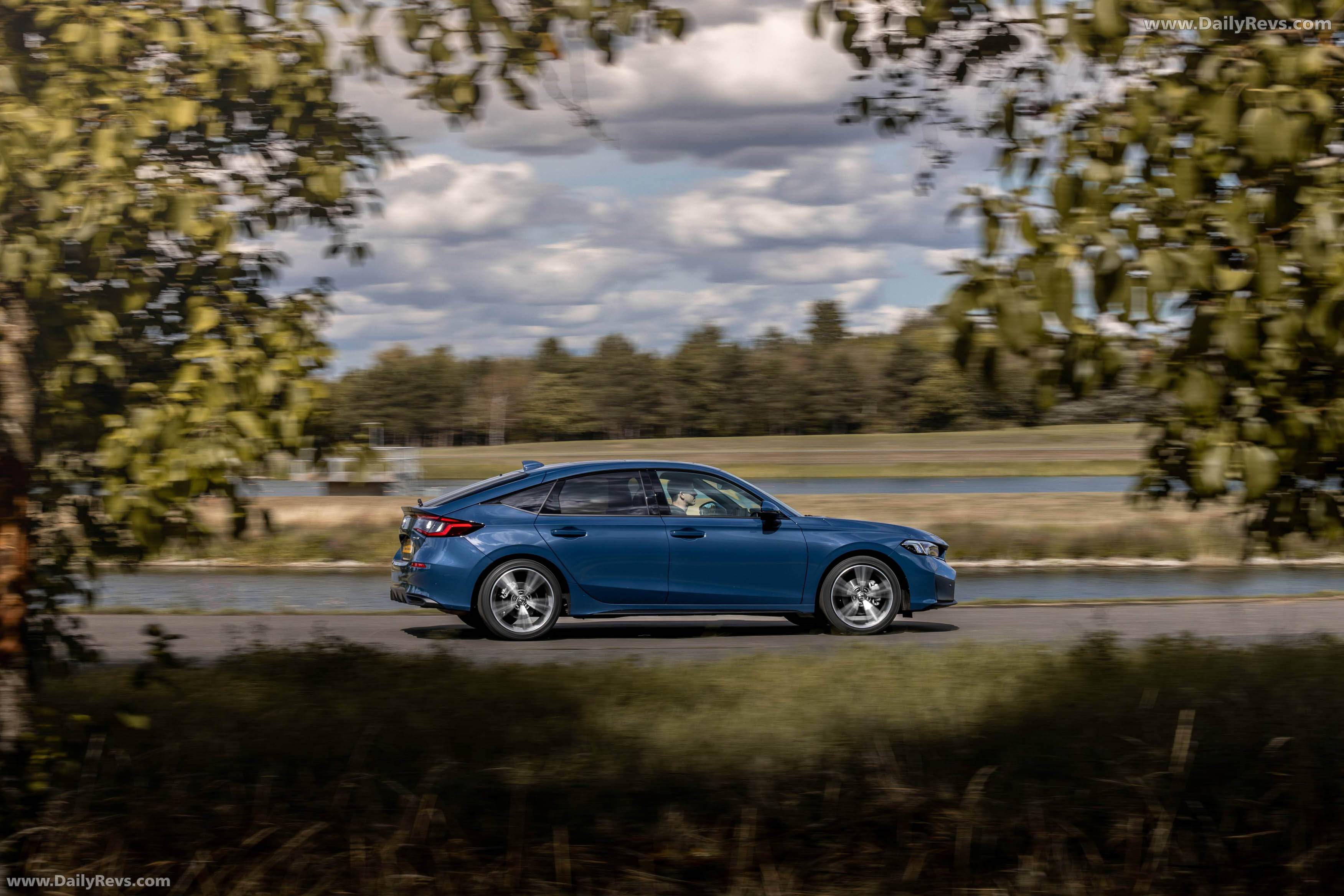 2025 Honda Civic eHEV UK Version Side View