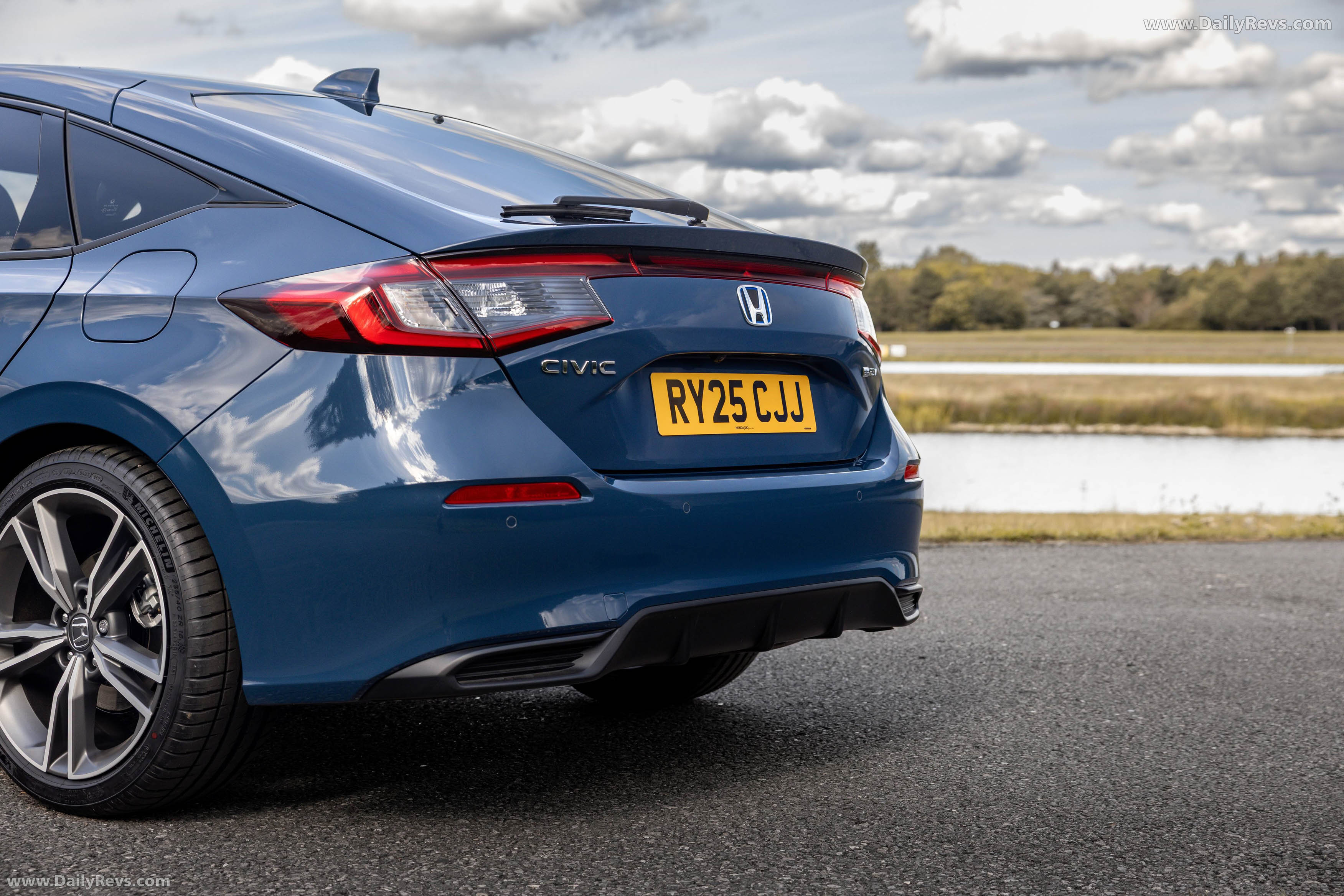 2025 Honda Civic eHEV UK Version Exterior