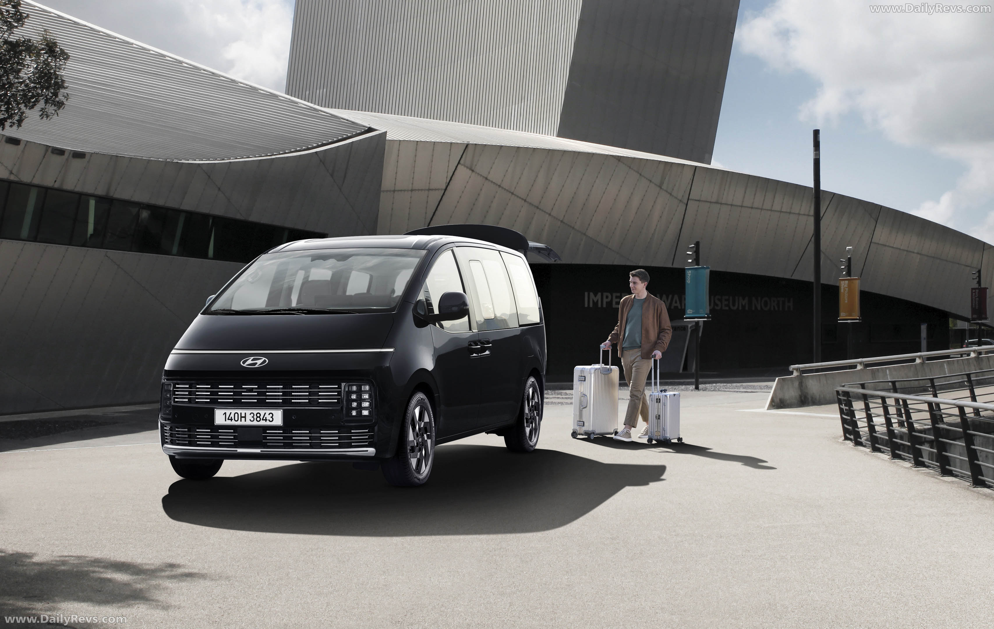 2027 Hyundai Staria Lounge Front View