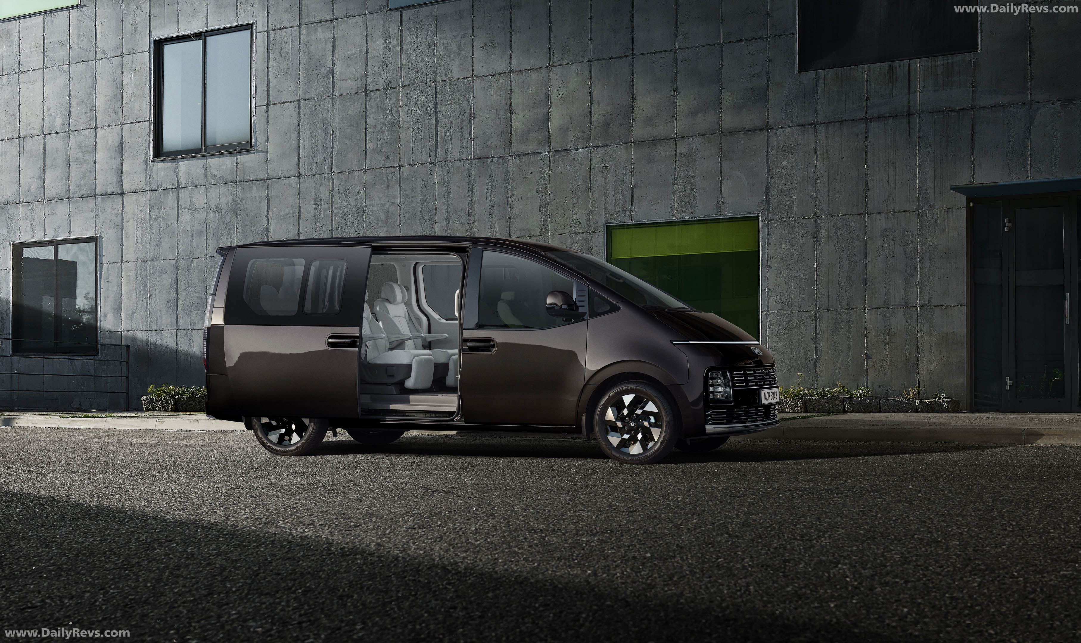 2027 Hyundai Staria Lounge Side View