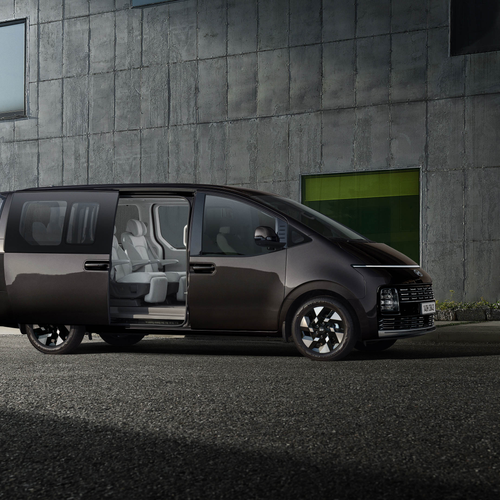 2027 Hyundai Staria Lounge Side View