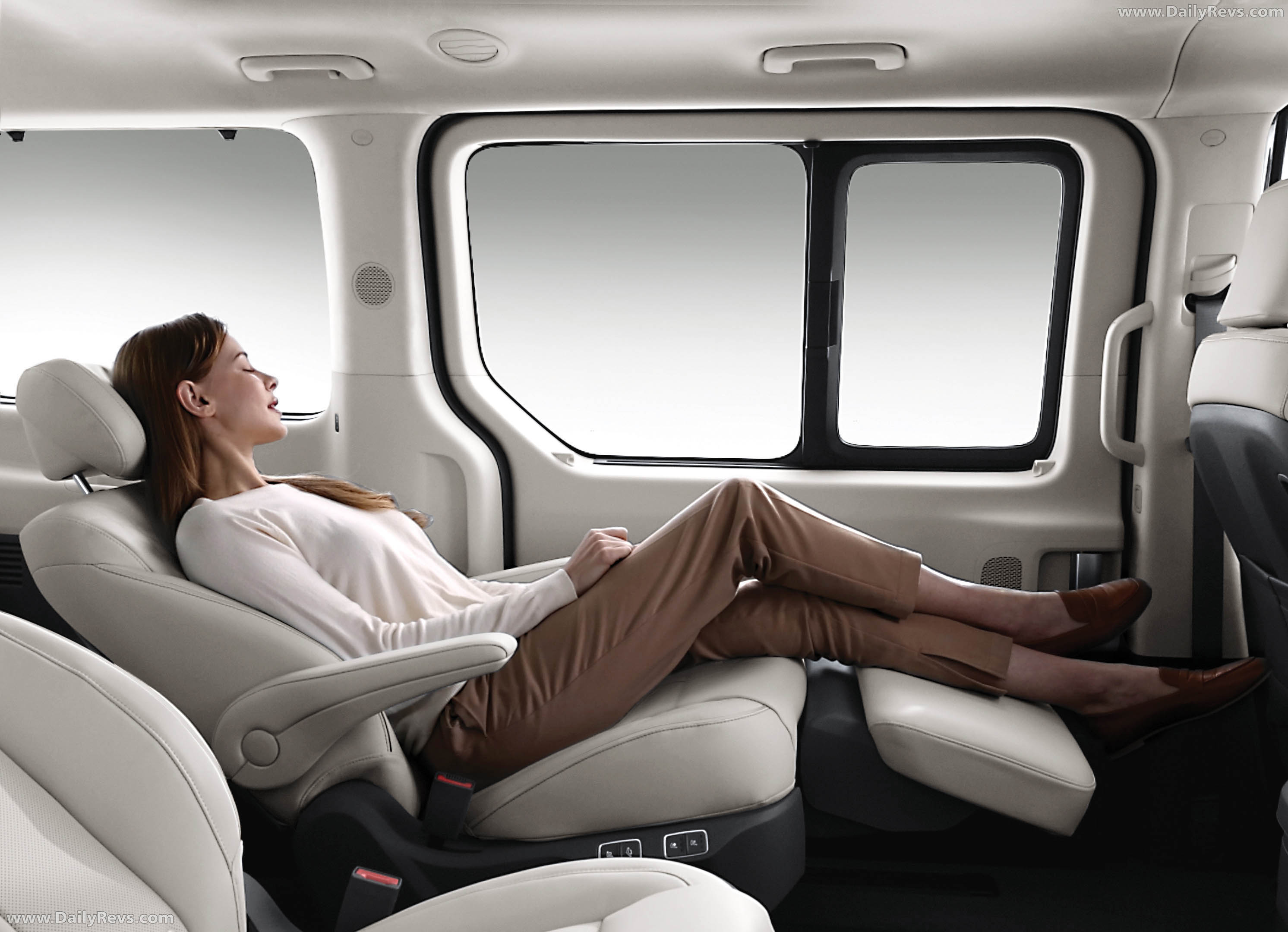 2027 Hyundai Staria Lounge Interior