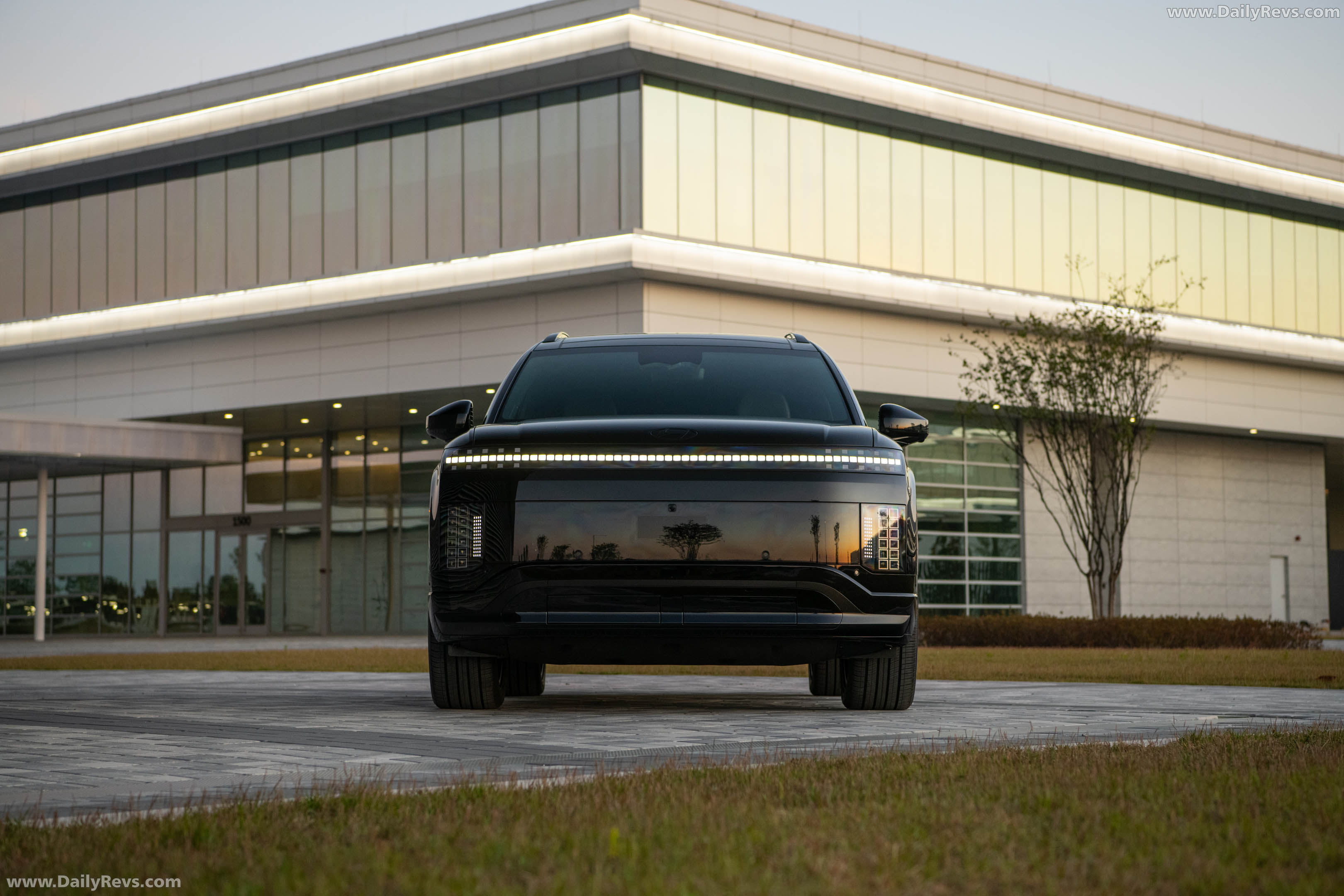 2027 Hyundai Ioniq 9 Calligraphy Black Ink Front View