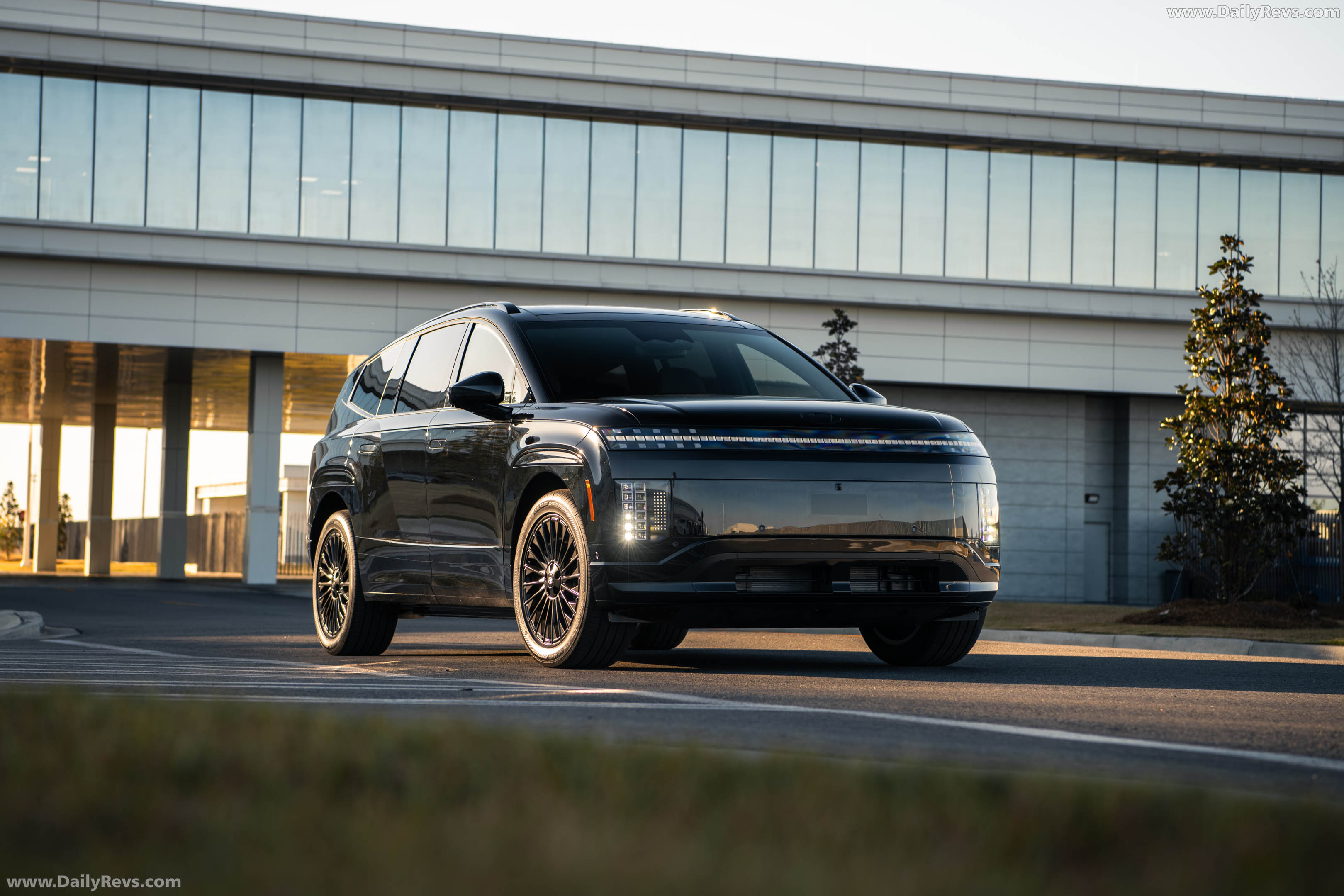 2027 Hyundai Ioniq 9 Calligraphy Black Ink Front View