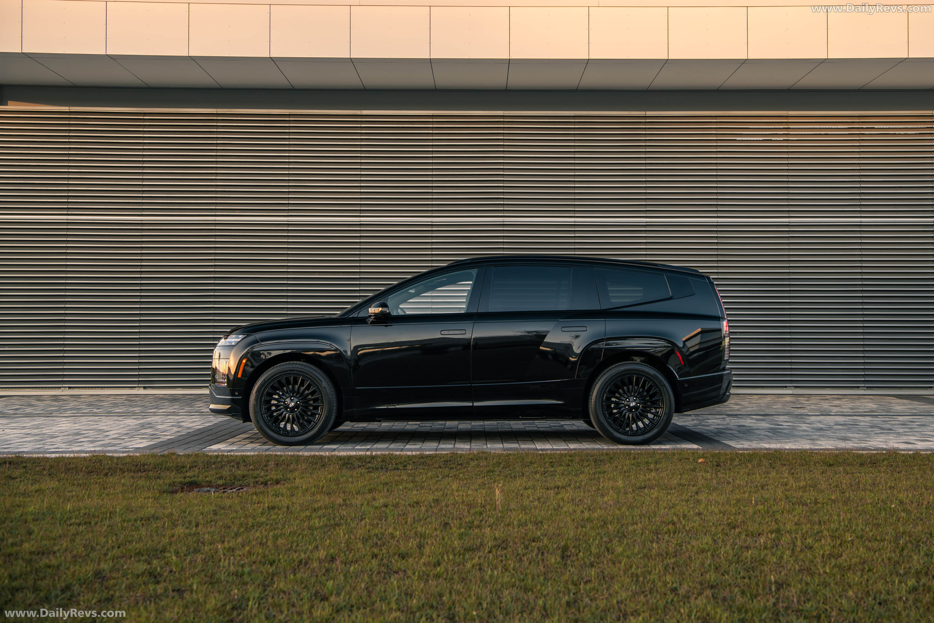 2027 Hyundai Ioniq 9 Calligraphy Black Ink Side View