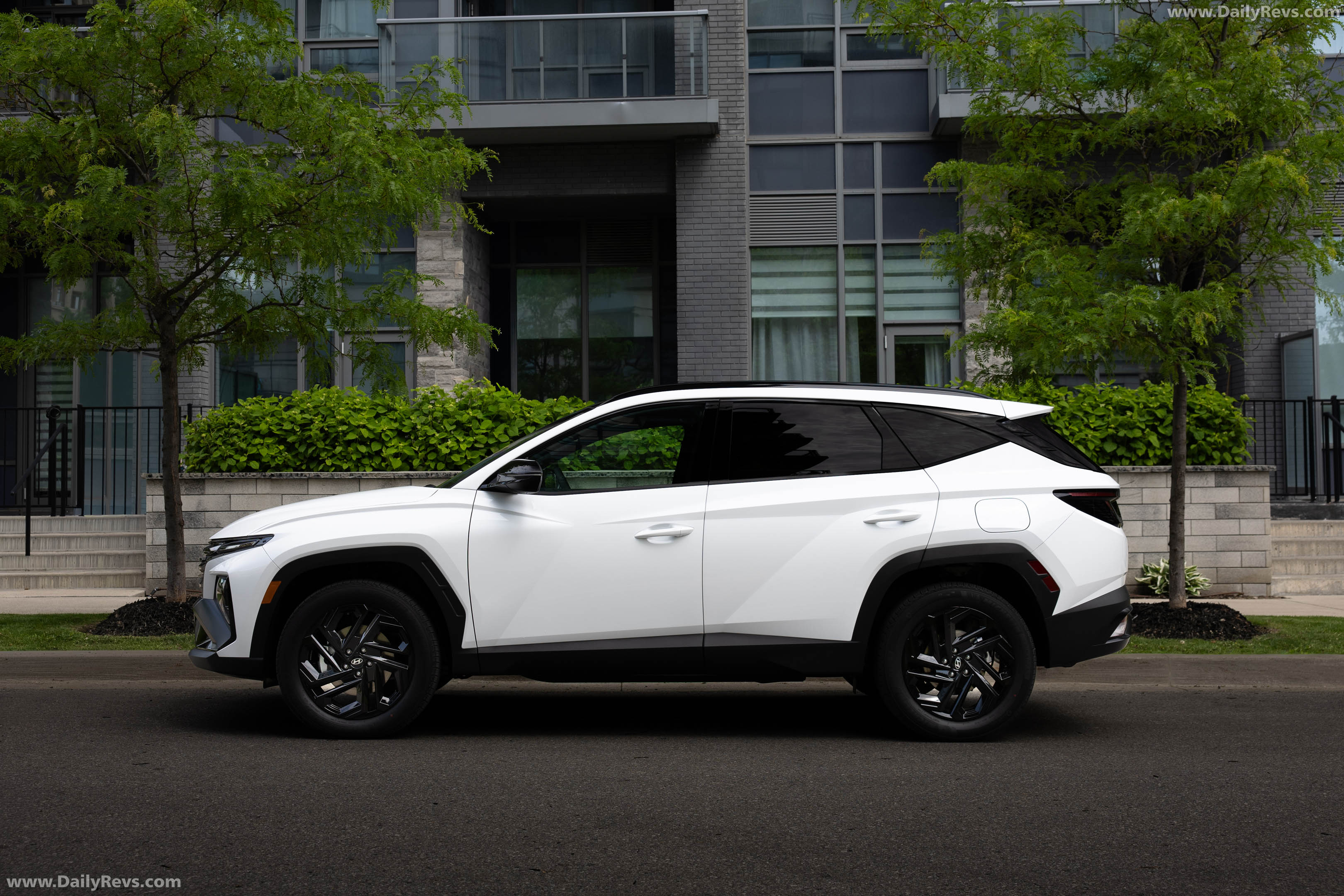 2026 Hyundai Tucson Hybrid Night Edition Side View