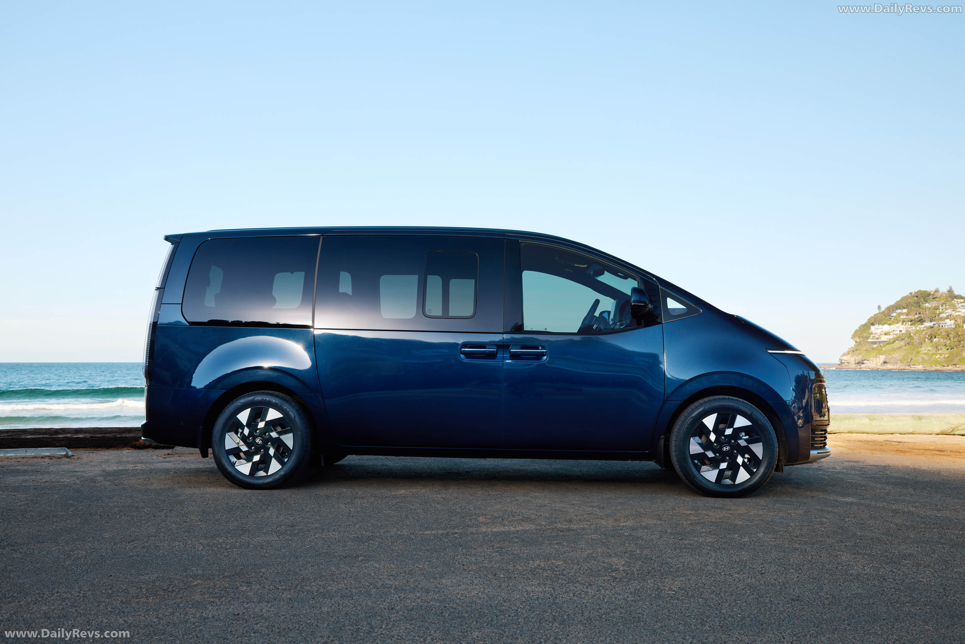 2027 Hyundai Staria Lounge Australian Version Side View