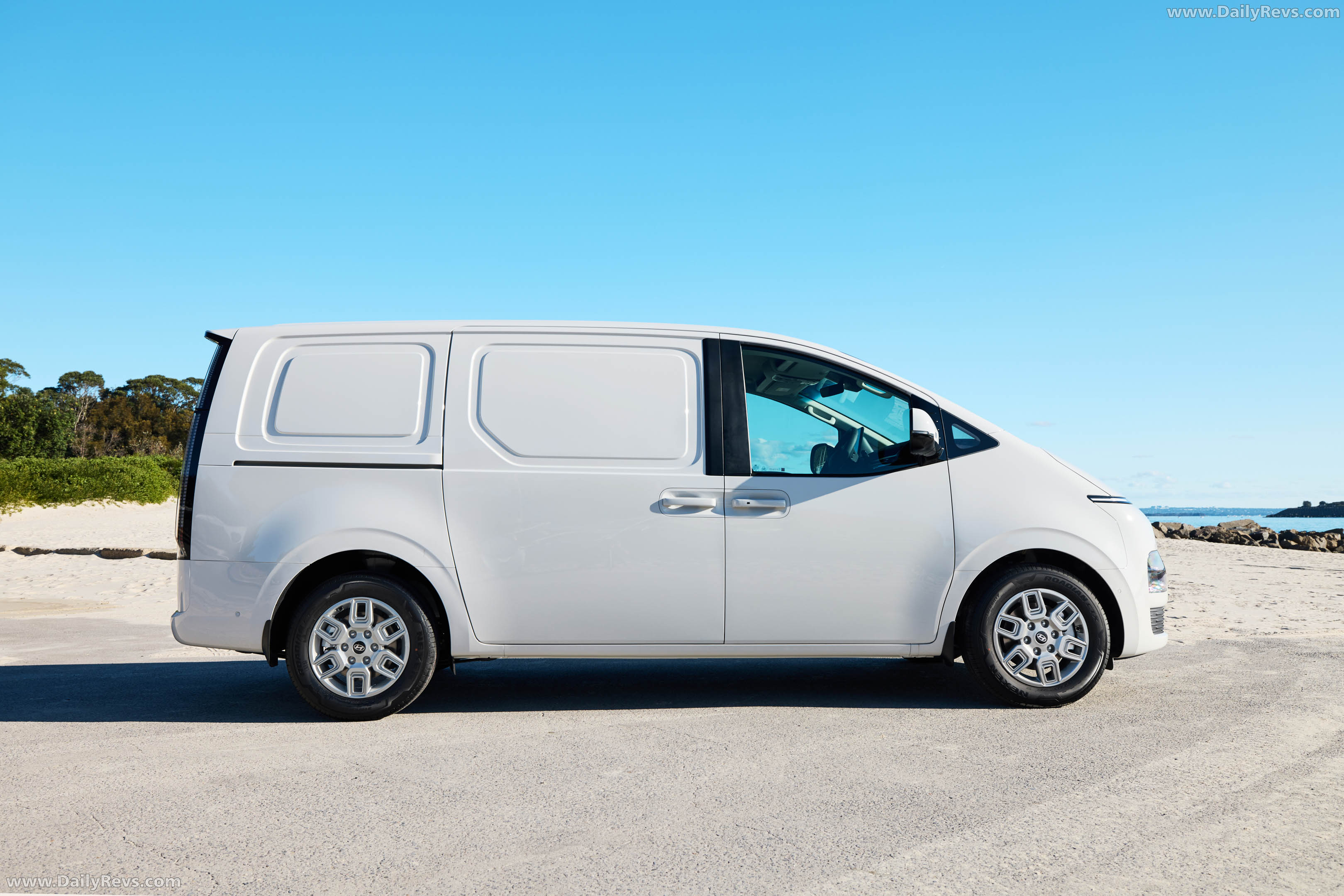 2027 Hyundai Staria Load Premium Australian Version Side View