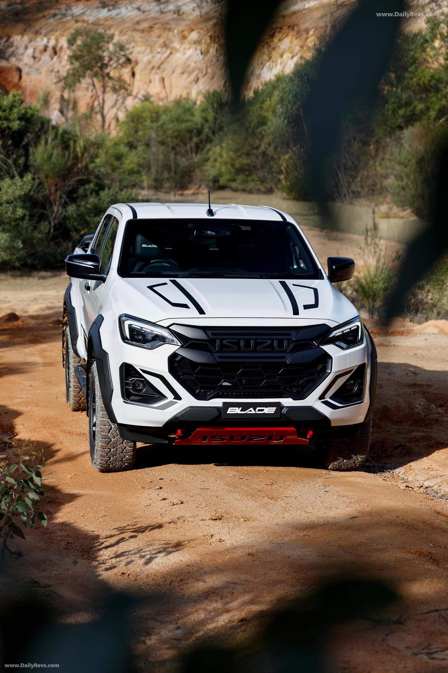 2026 Isuzu D-Max Blade Front View