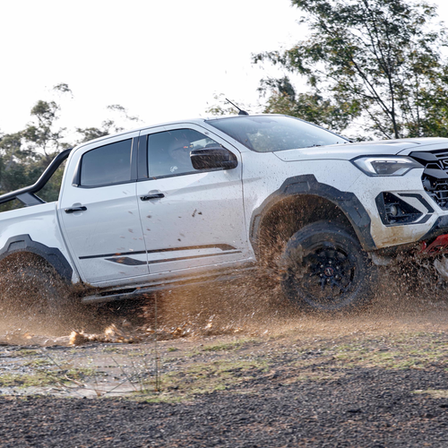 2026 Isuzu D-Max Blade Side View