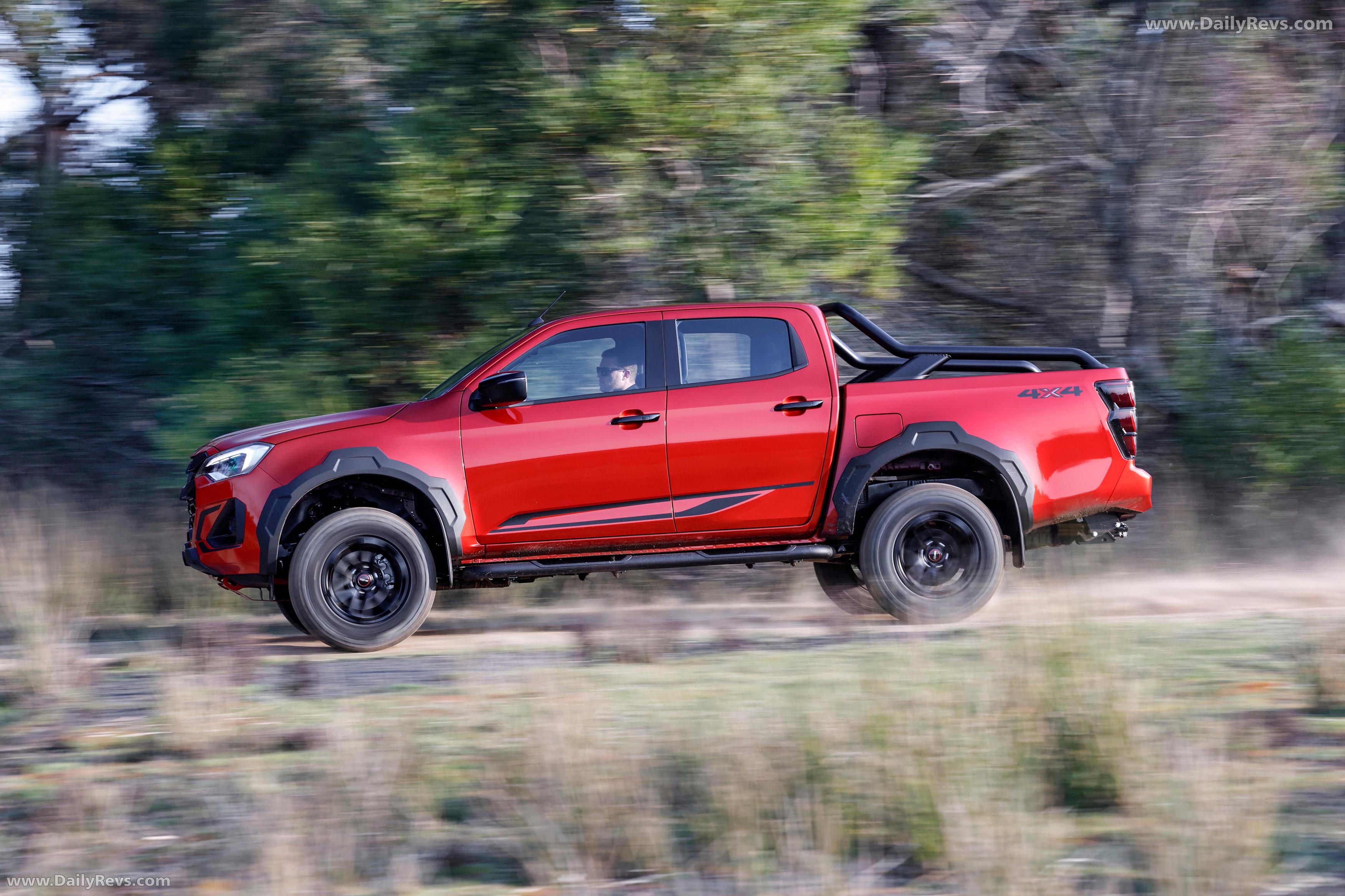 2026 Isuzu D-Max Blade Side View