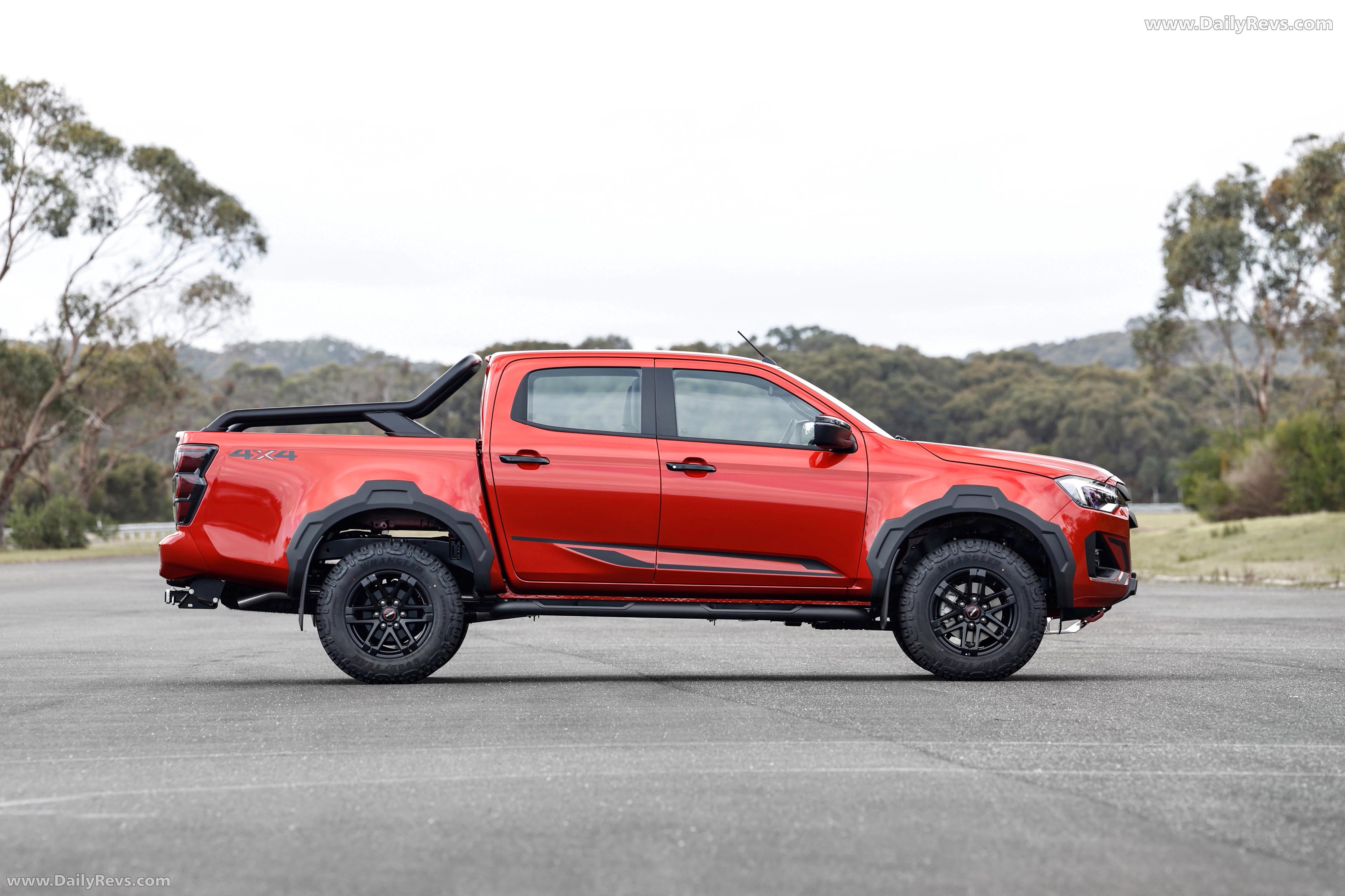 2026 Isuzu D-Max Blade Side View