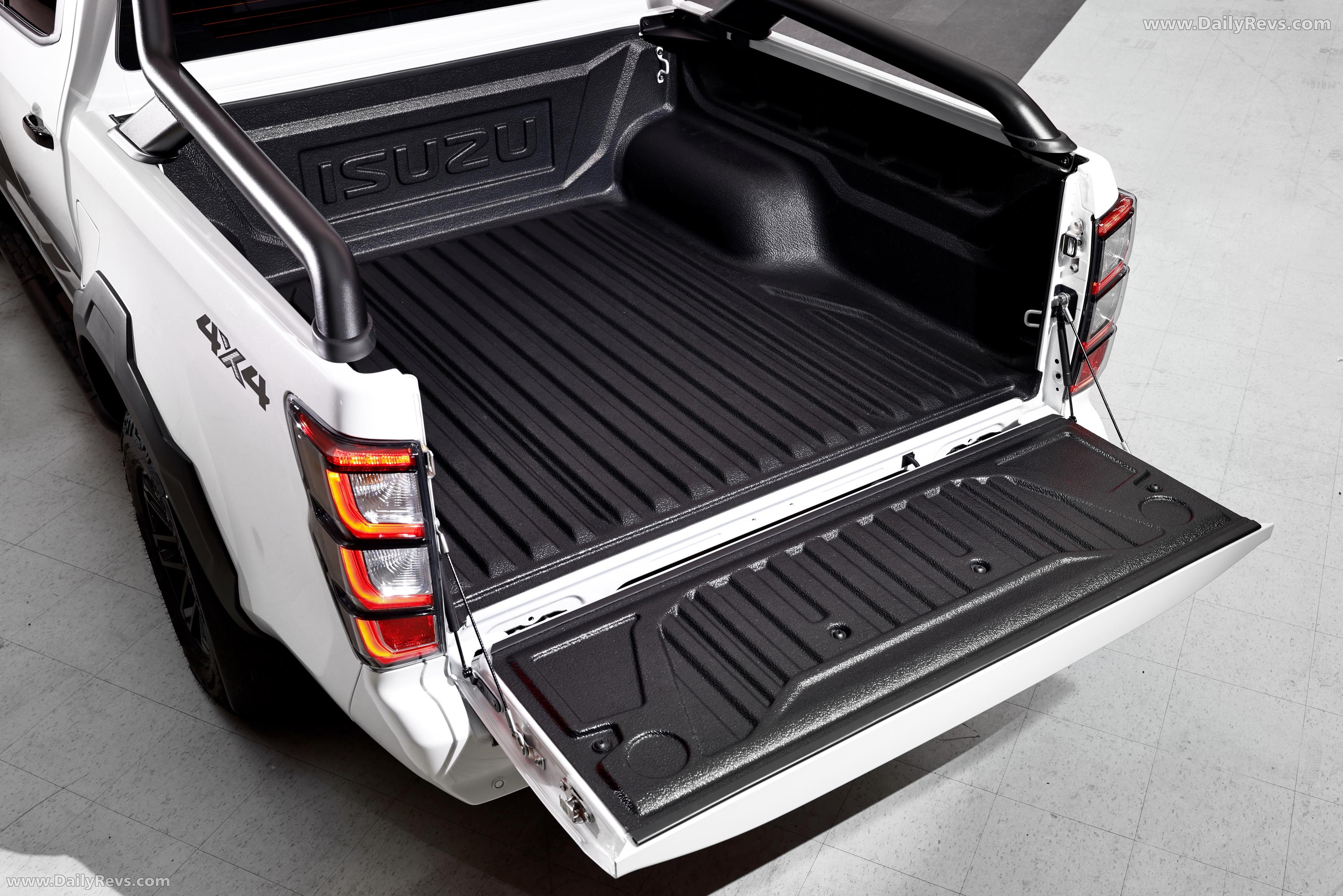 2026 Isuzu D-Max Blade Interior